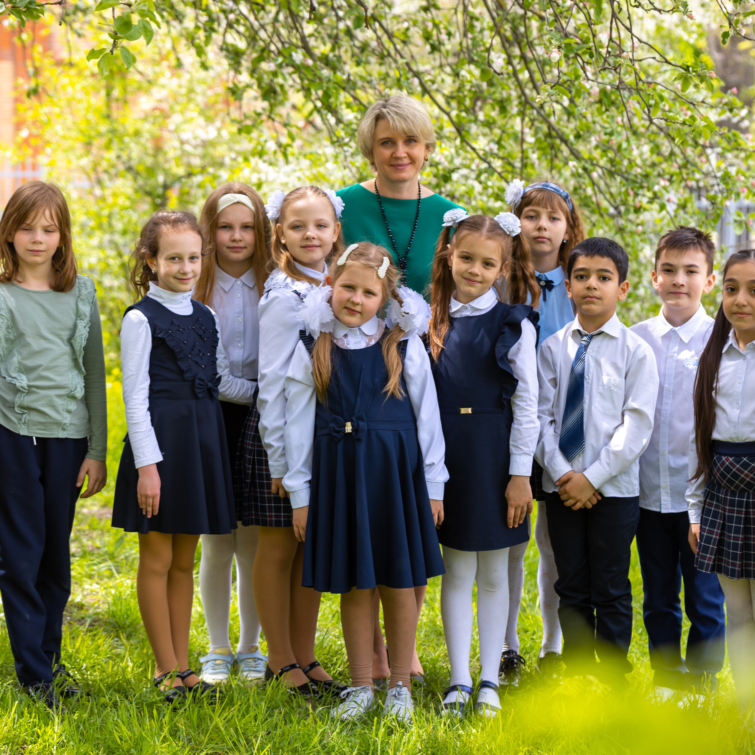 Школьные фотографии (группа и портреты на территории), вариант ретуши.