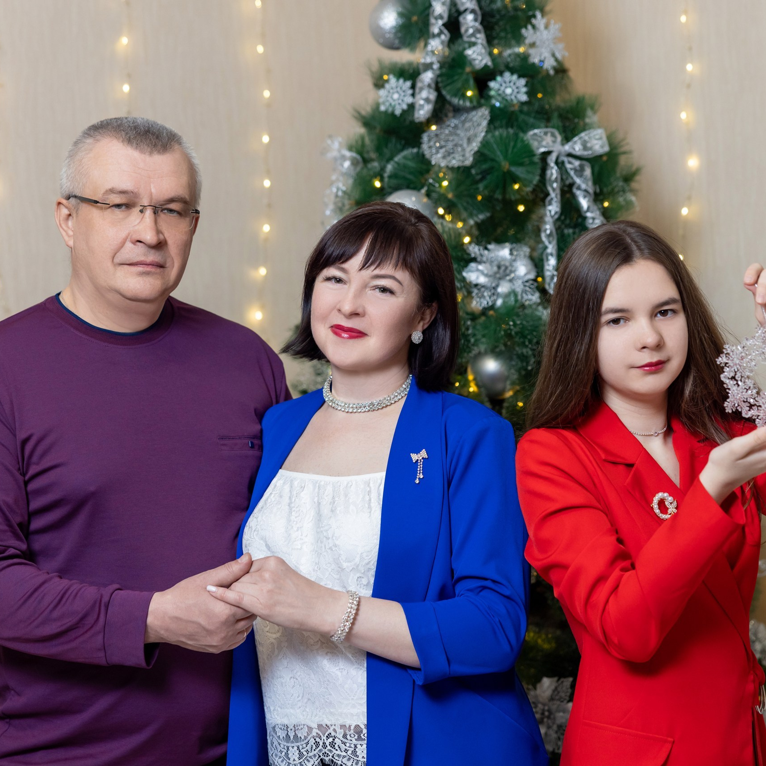 Семейная новгодняя фотосъемка у ёлки и камина