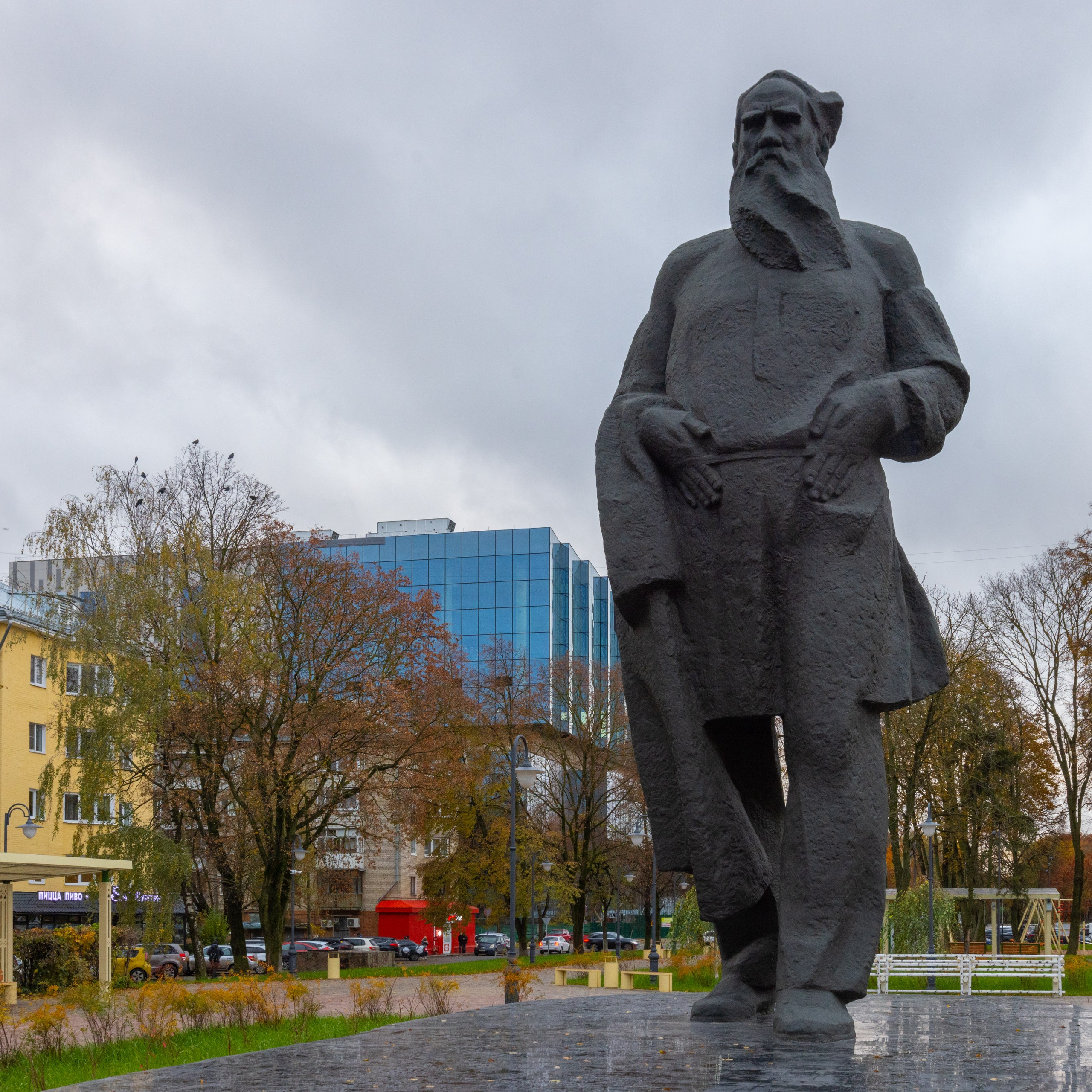 Толстовский свер осенью, площадь искусств.