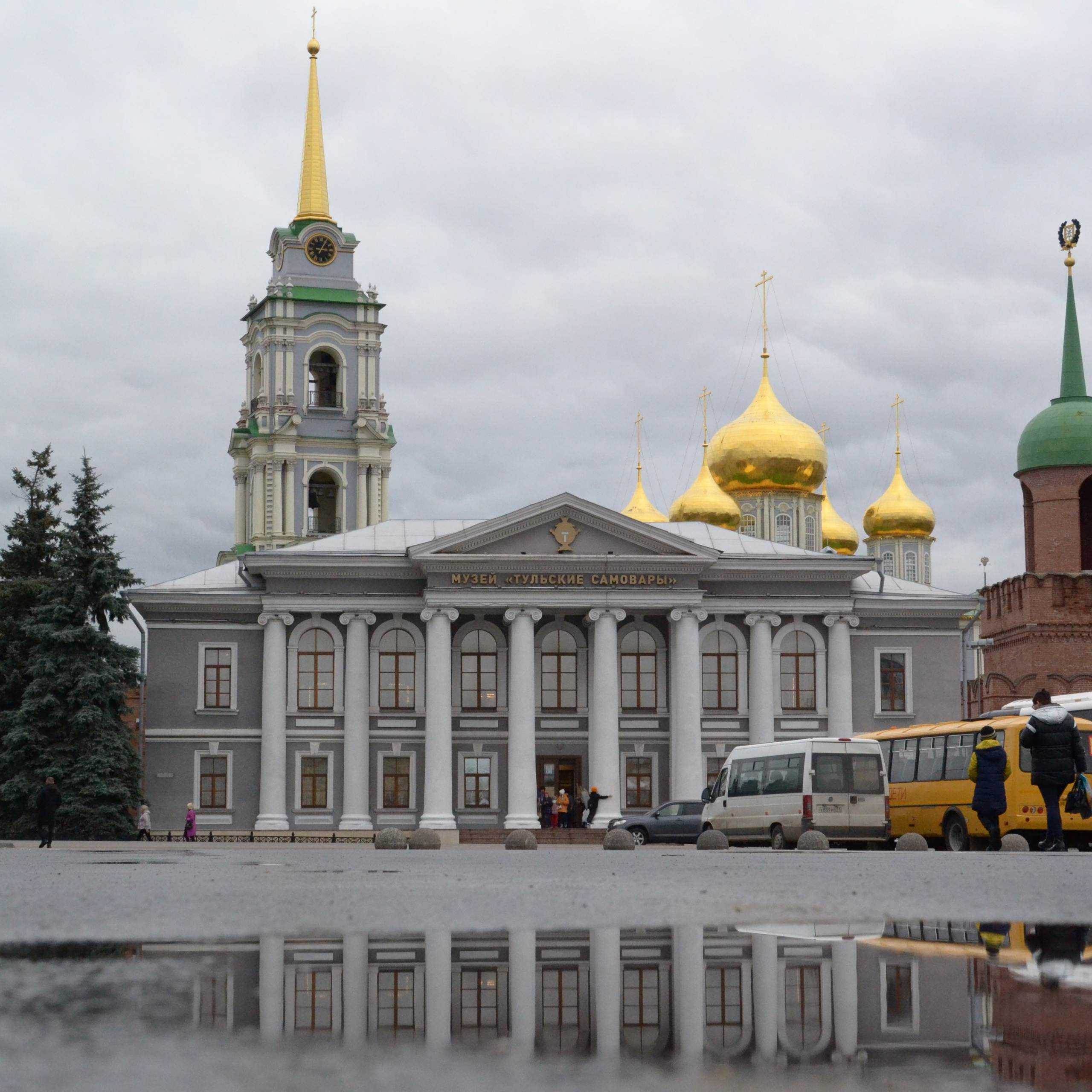 Площадь Ленина, Гостинный двор, Белый дом, Фонтаны, улица Советская