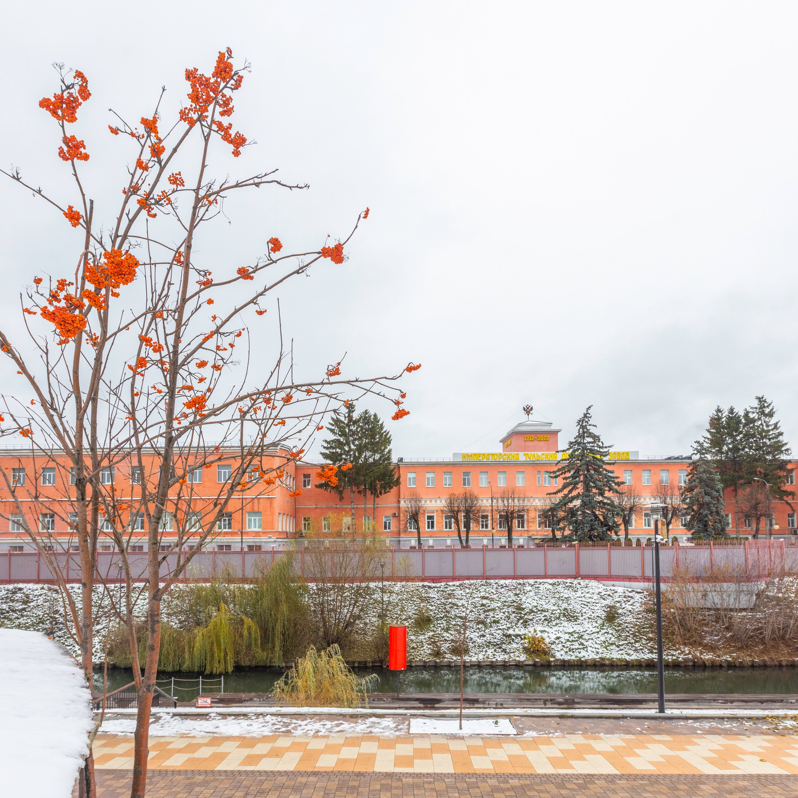 Казанская набережная осенью.