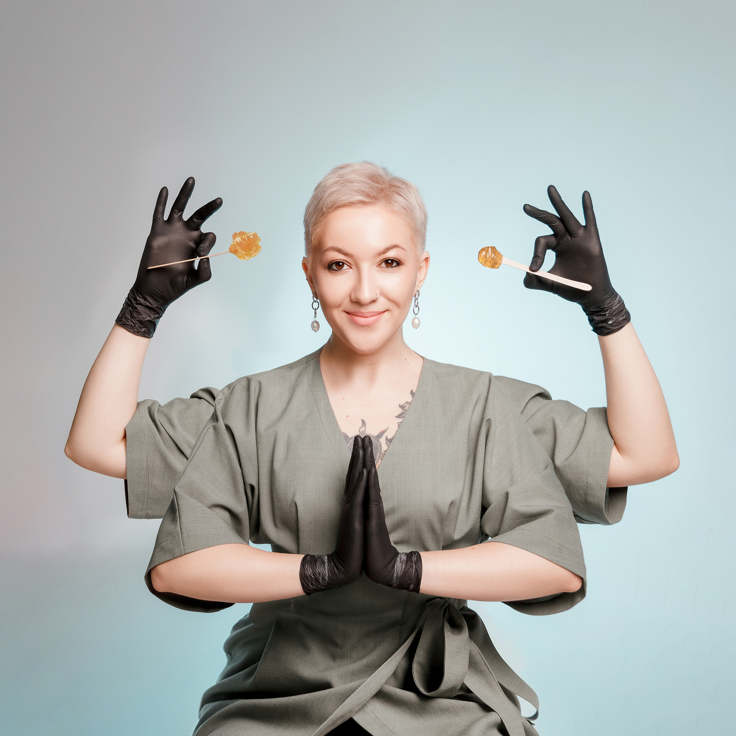 контент съёмка, девушка плюс сайз, бизнес контент, молочный костюм женский, стилист на съёмке, брюнетка, карие глаза, профессиональный макияж, фотостудия краснодар, портретная съёмка, красный фон, импульсный свет, модель плюс сайз, съёмка плюс сайз