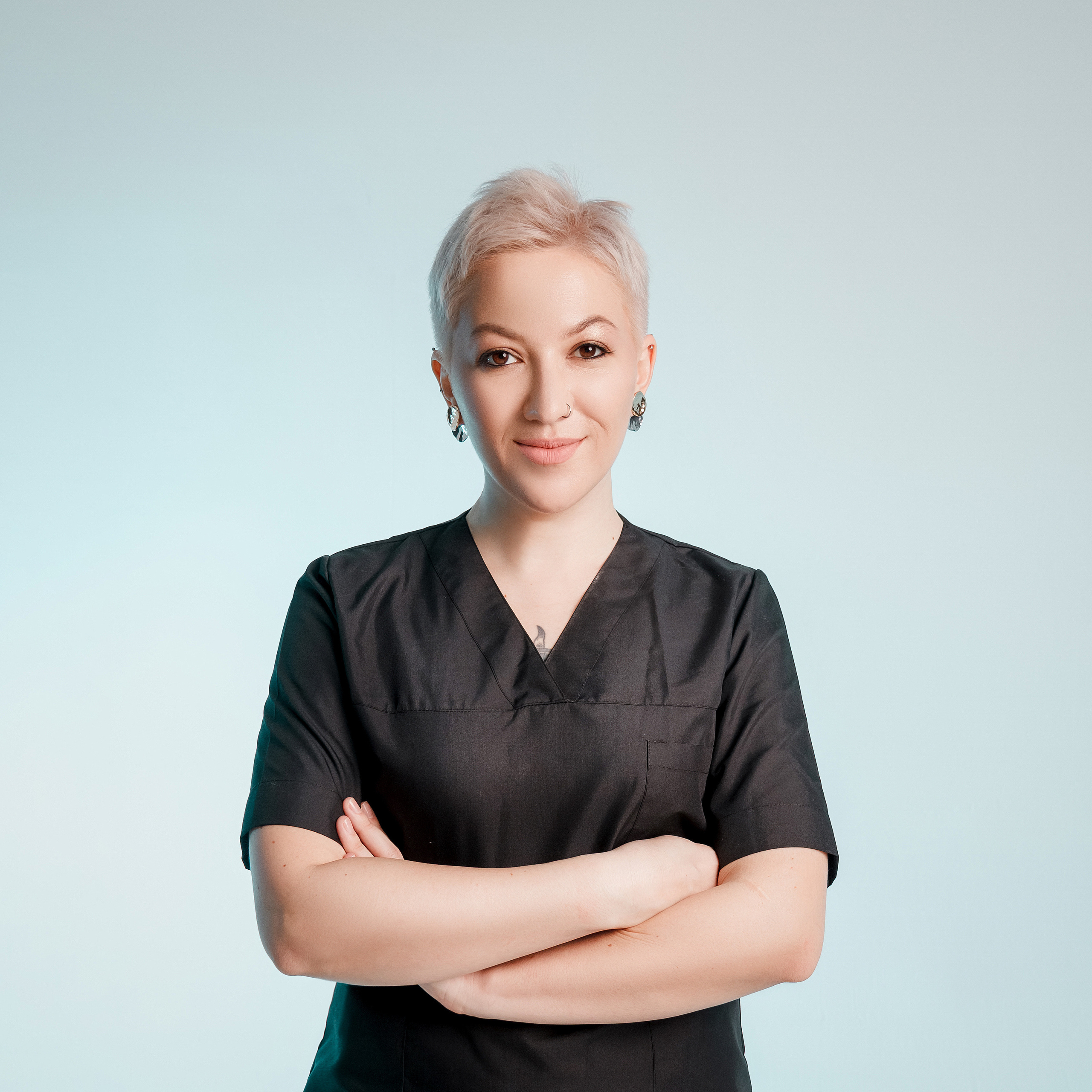 контент съёмка, девушка плюс сайз, бизнес контент, молочный костюм женский, стилист на съёмке, брюнетка, карие глаза, профессиональный макияж, фотостудия краснодар, портретная съёмка, красный фон, импульсный свет, модель плюс сайз, съёмка плюс сайз