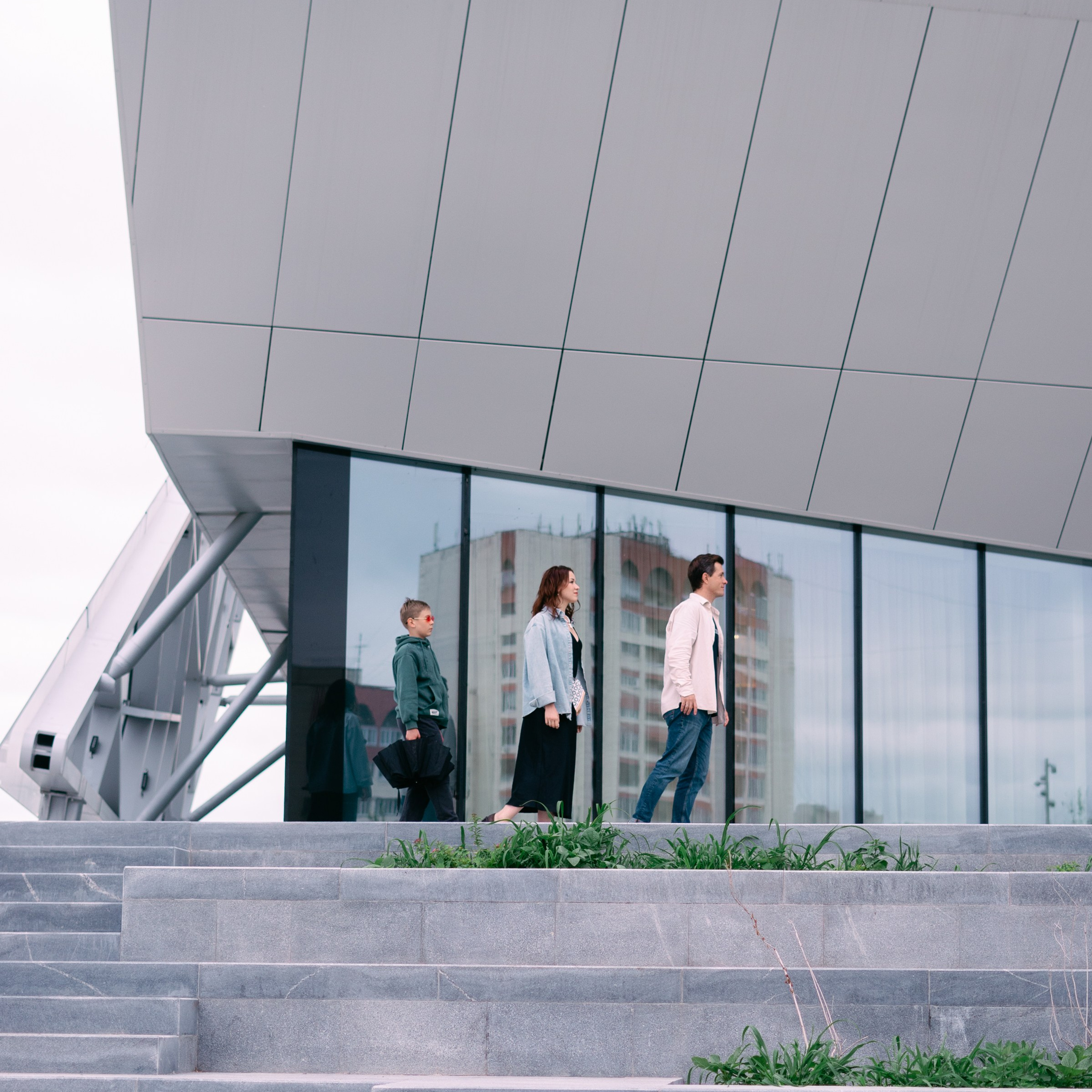 У театра Камала