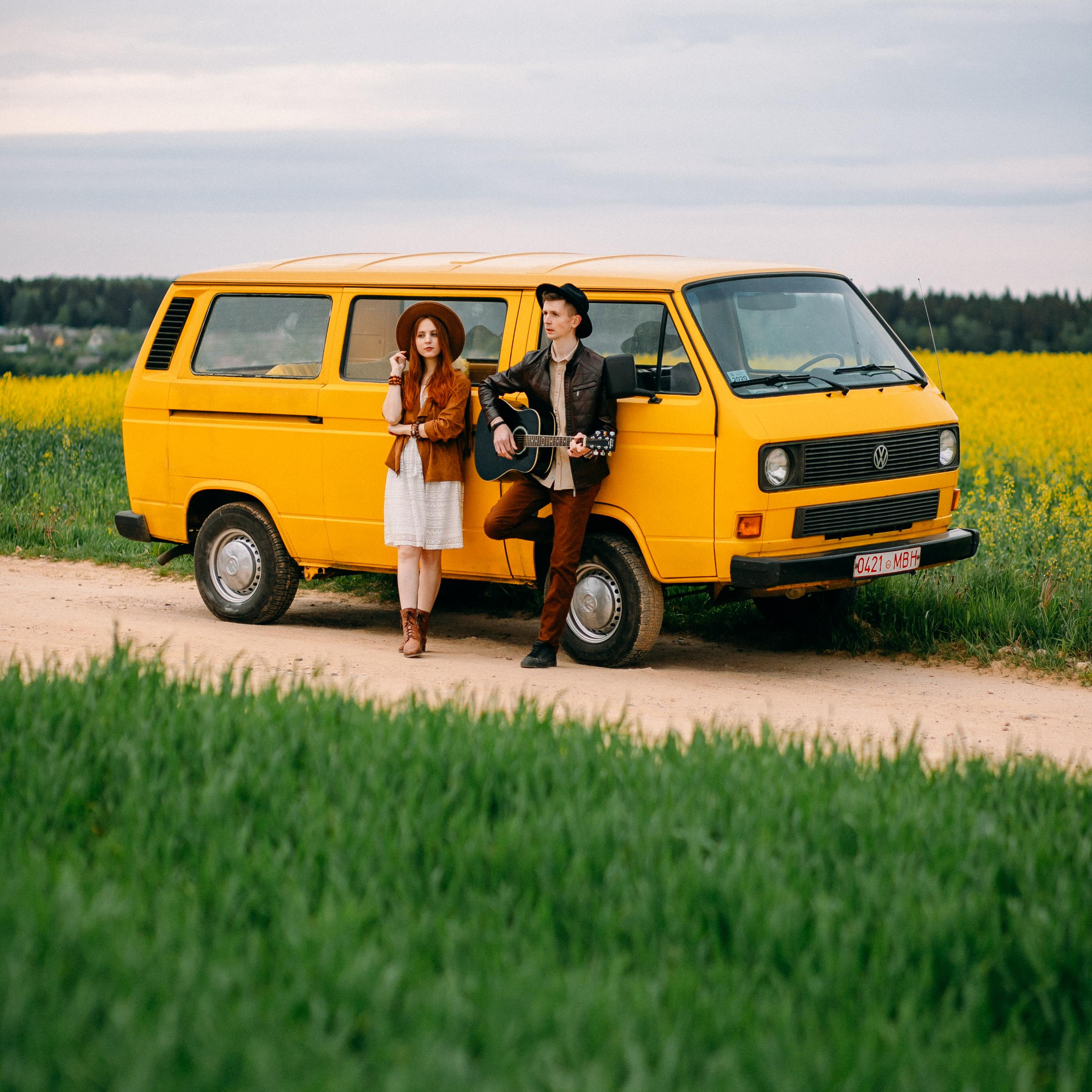 Желтый бусик и гитара