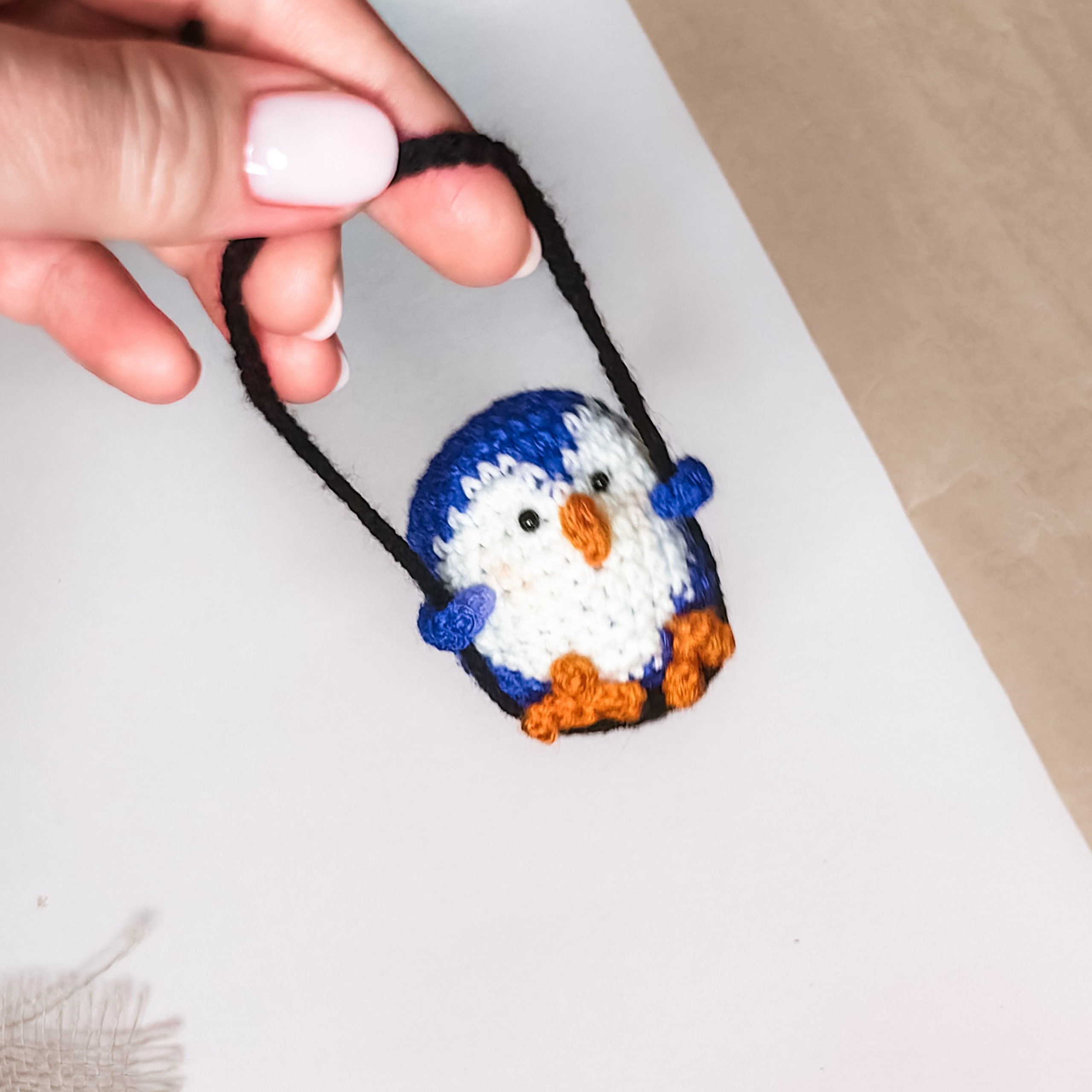 Очаровательные вязаные игрушки на качелях