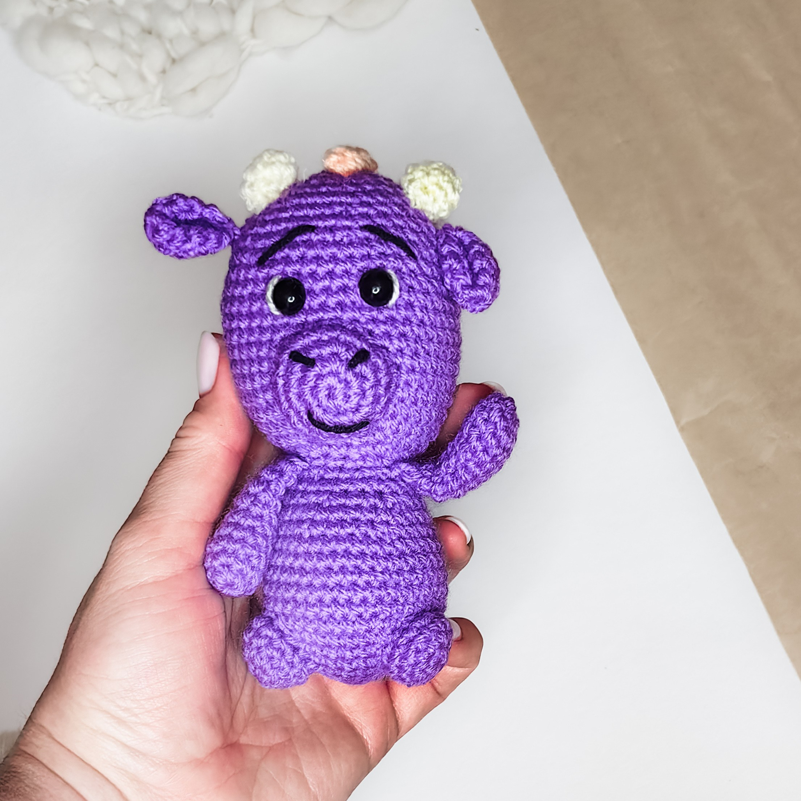 Уникальный вязаный динозаврик