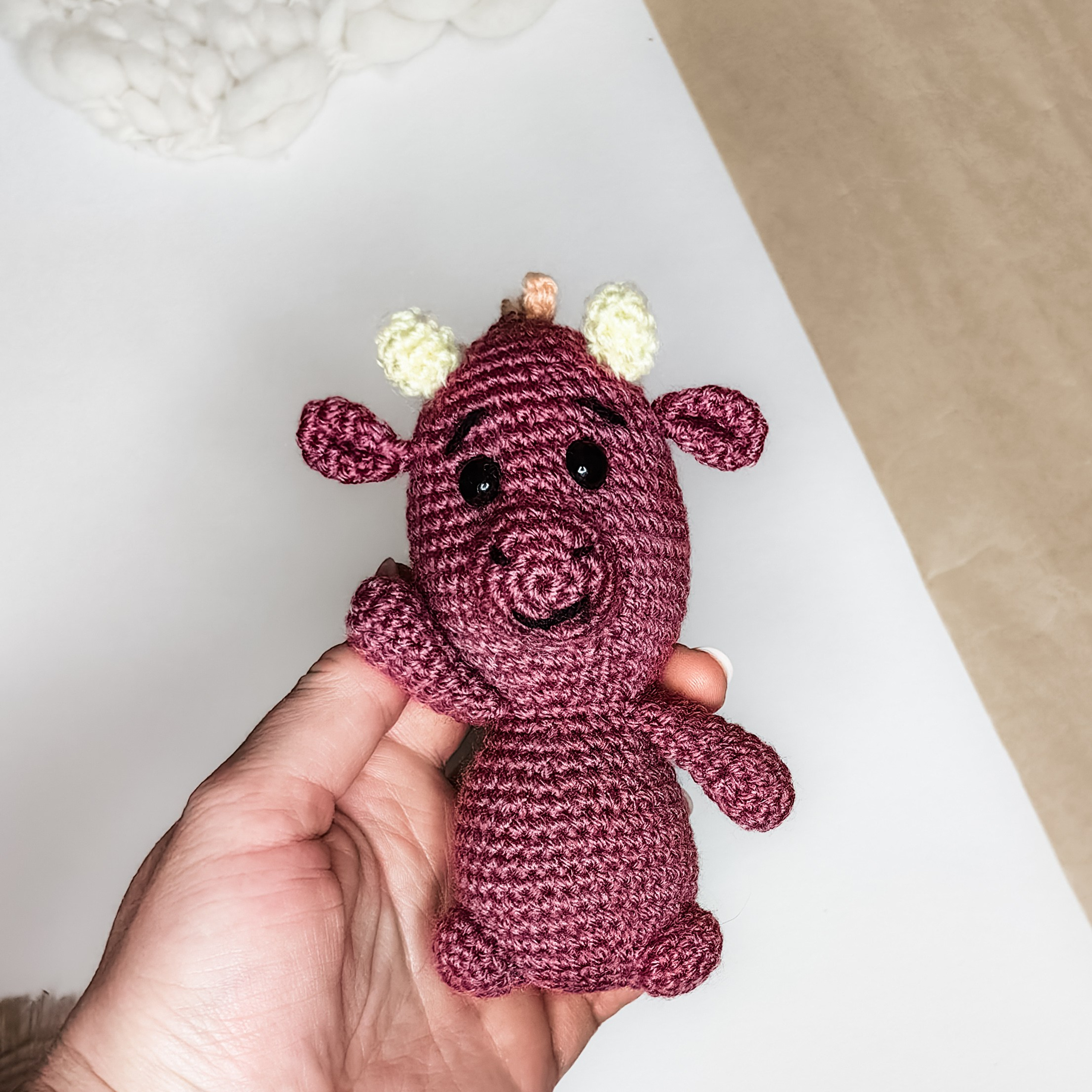 Уникальный вязаный динозаврик