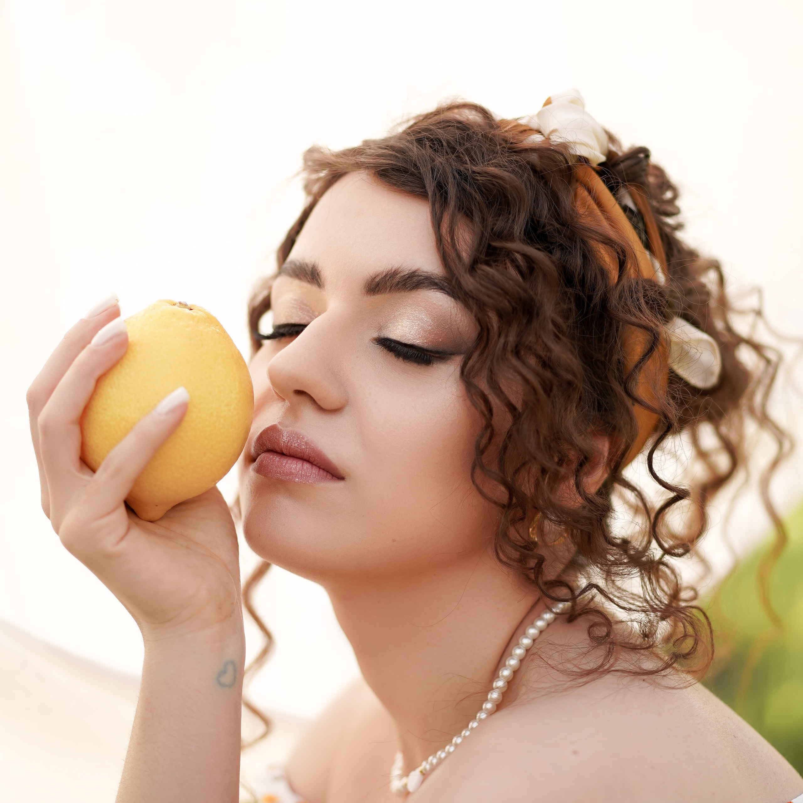 Девушка с&nbsp;лимонами