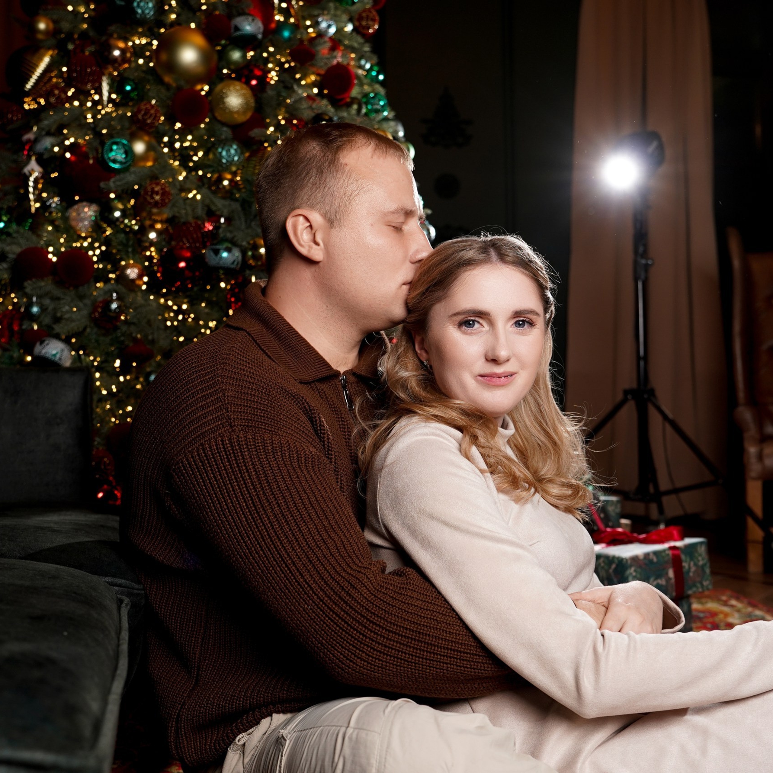 Парная новогодняя фотосессия в фотостудии Леона. Фотограф Алёна Чёботова в Ростове-на-Дону