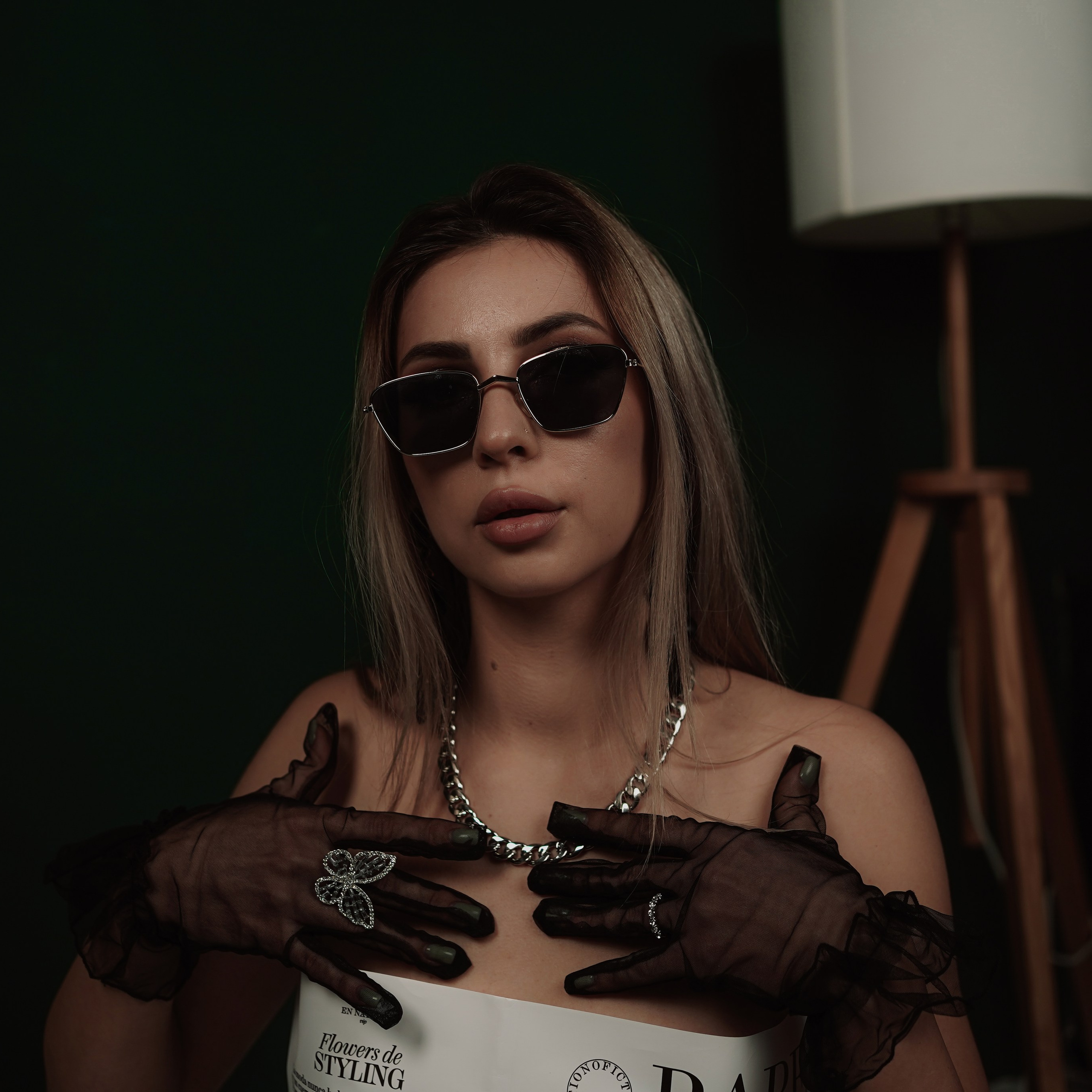 Фотостудия Рафинад. Женский фотограф Новочеркасск, Ростов-на-Дону, Шахты. Девушка в&nbsp;газете