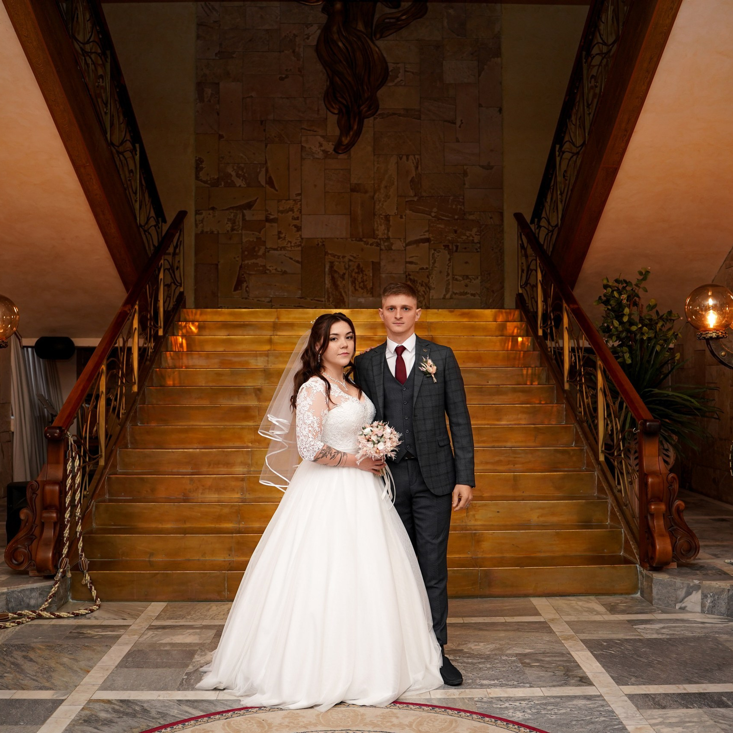 Свадебная фотосессия в Кировском ЗАГСе в Ростове-на-Дону. Фотограф Алёна Чёботова