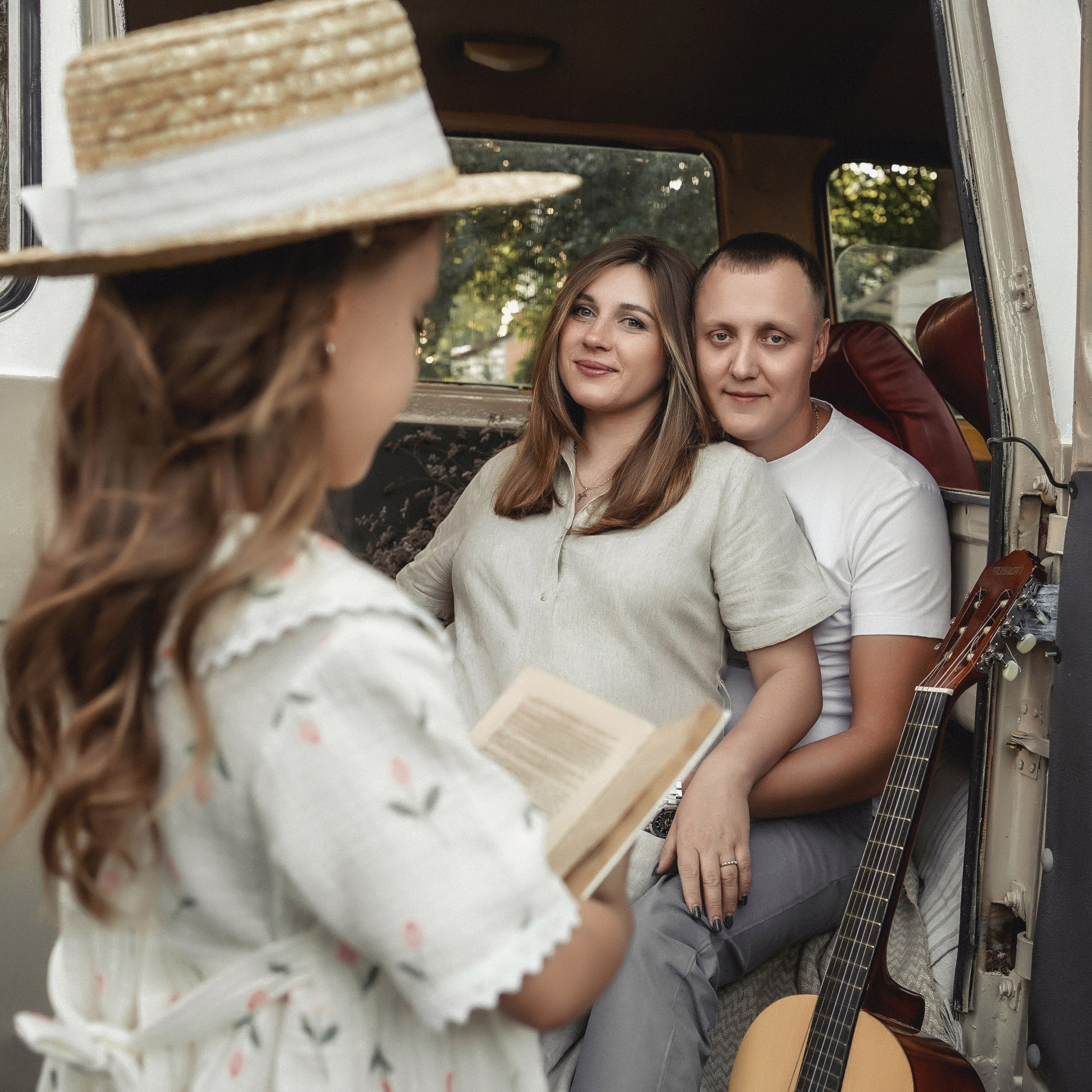 Семья в фотостудии на пруду