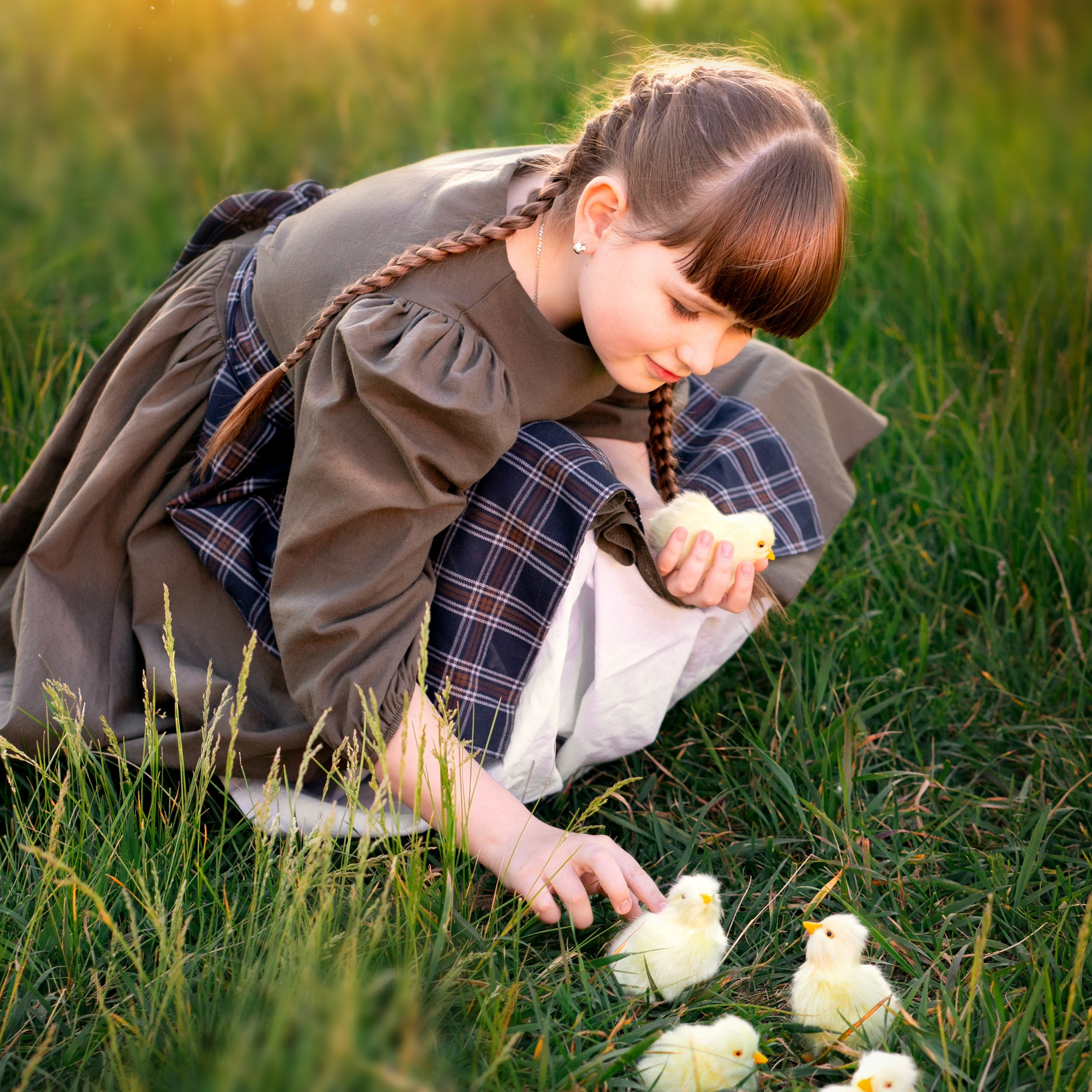 Девочка и цыплята