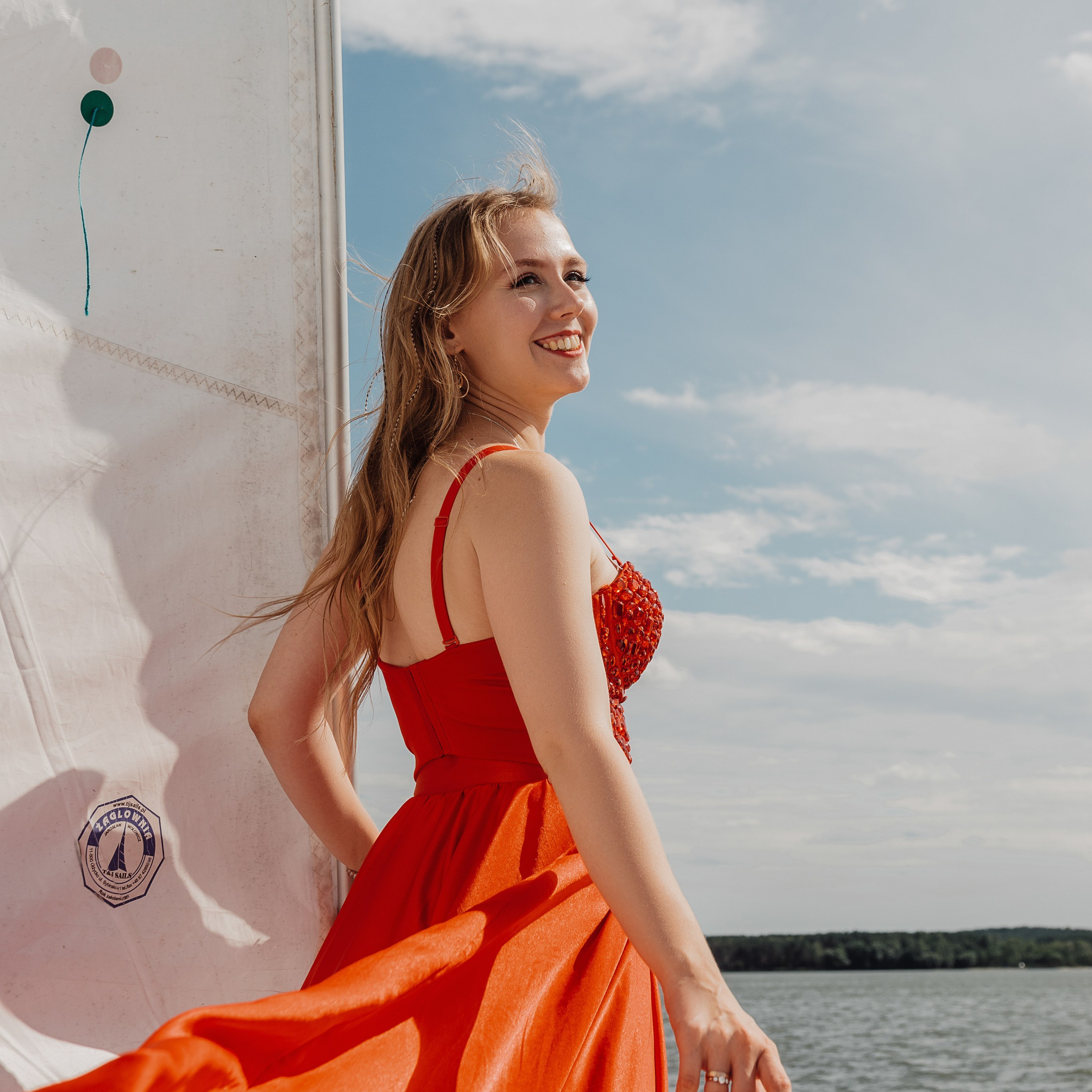 Девушка в красном