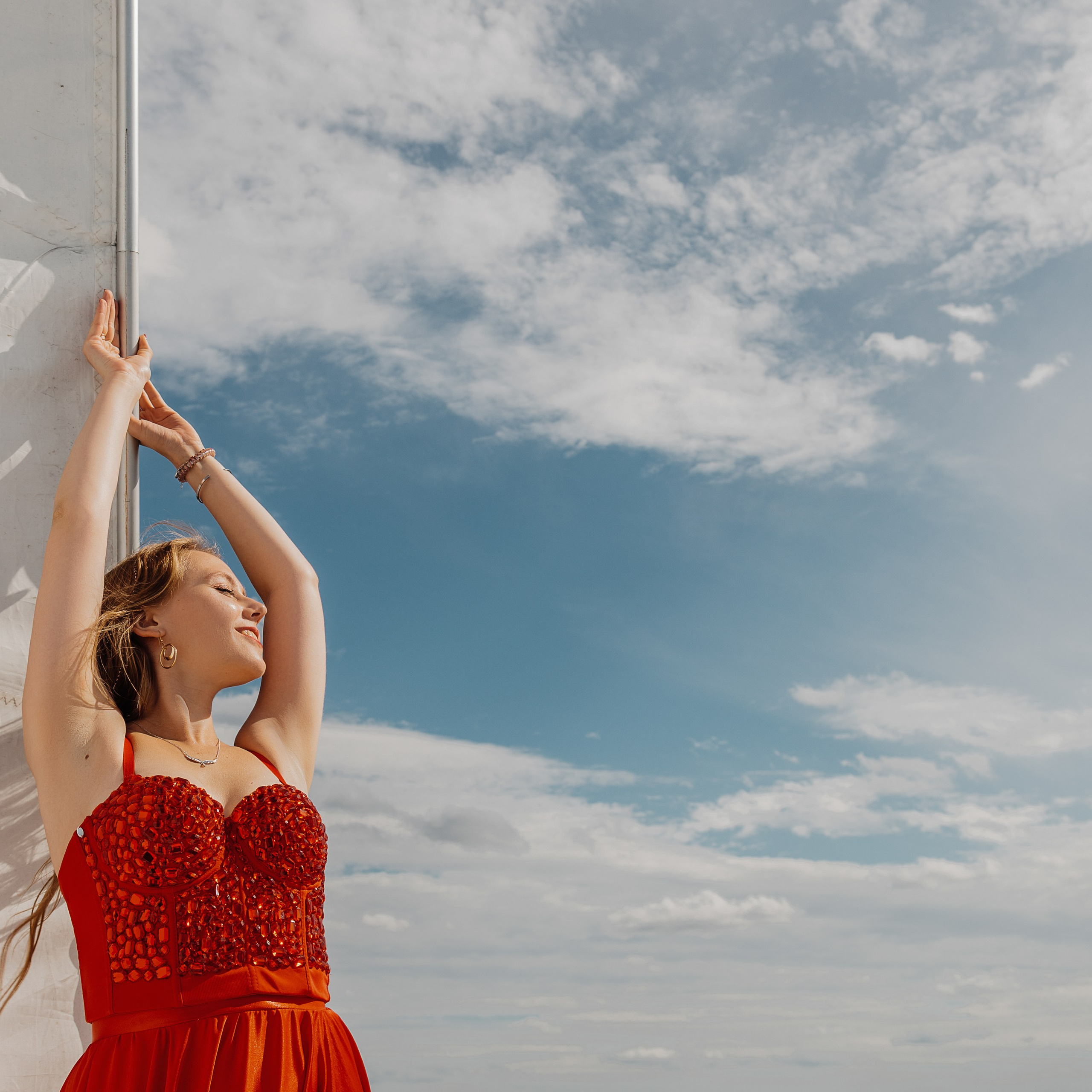 Девушка в красном. Фотограф в Минске