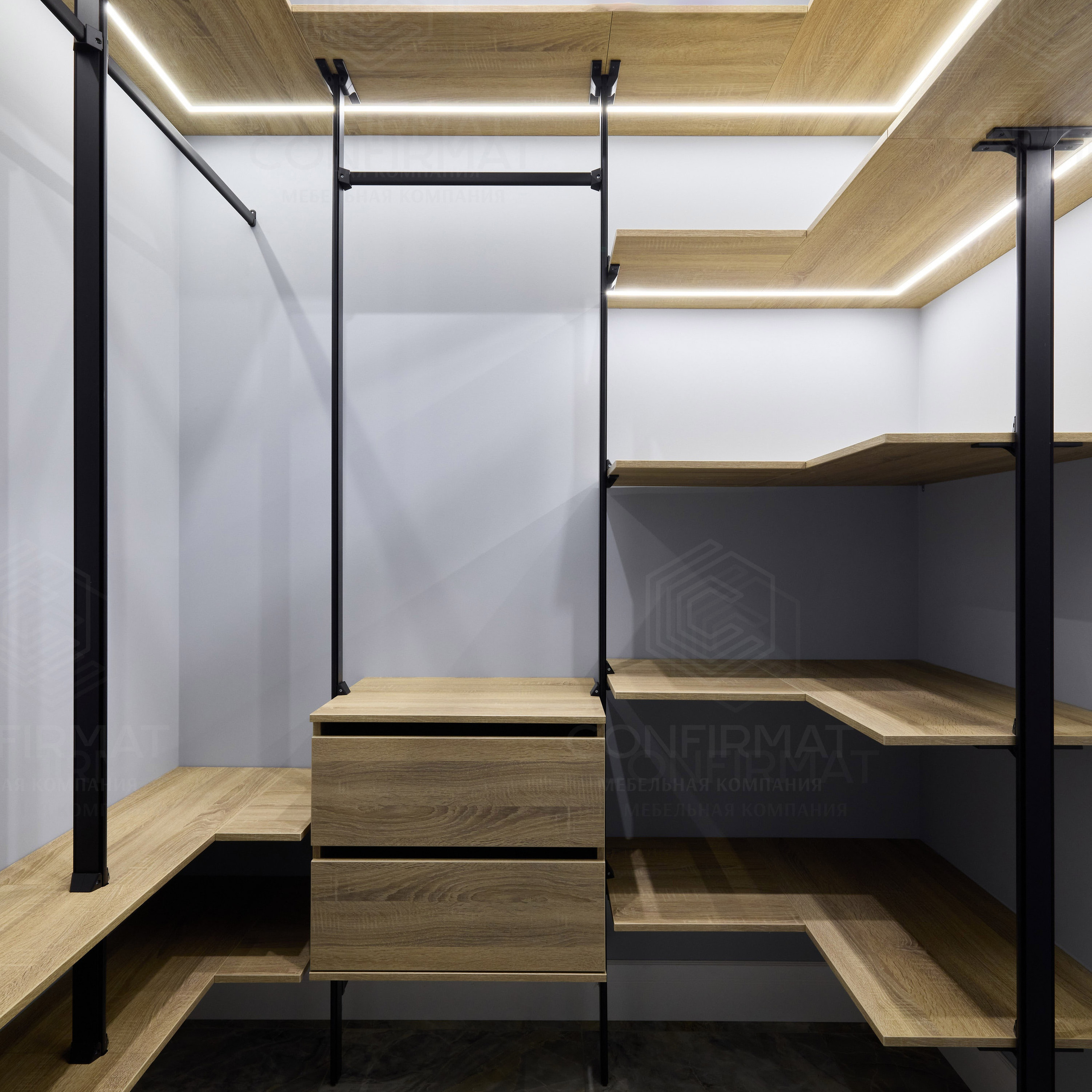 Гардеробная с металлическим каркасом.