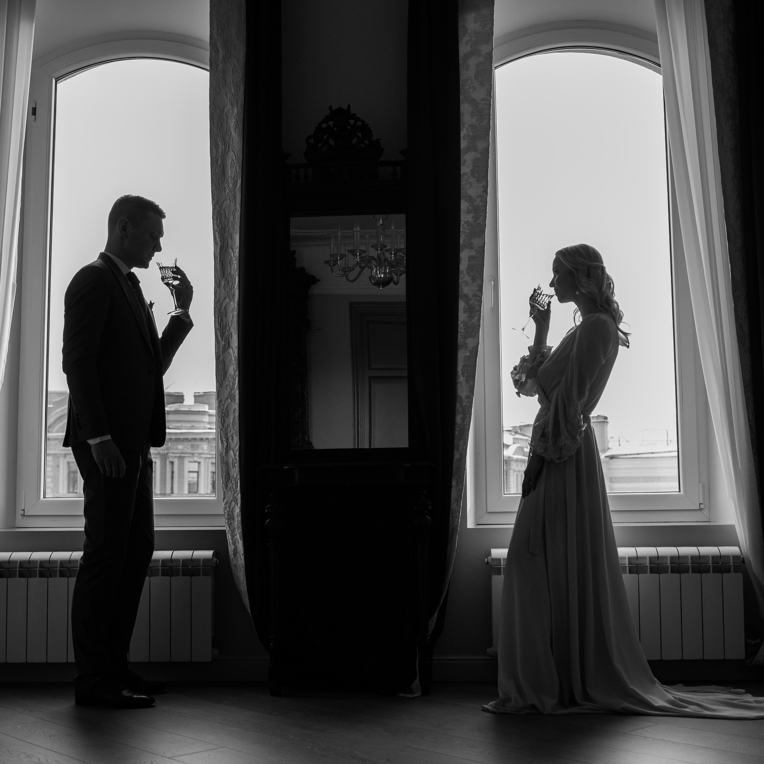 На левом берегу реки Карповки.