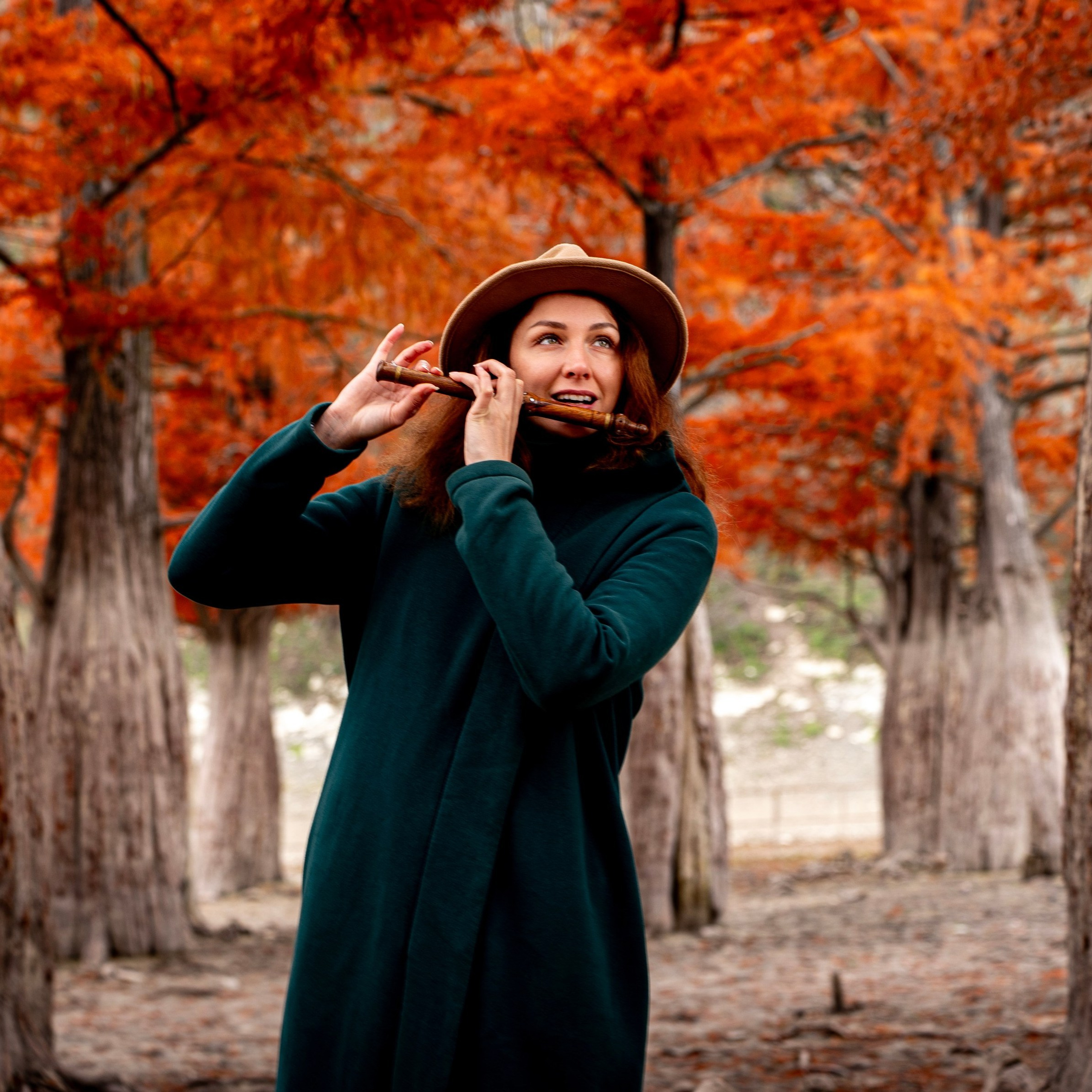 Осенняя фотосессия в Анапе — яркие кипарисы