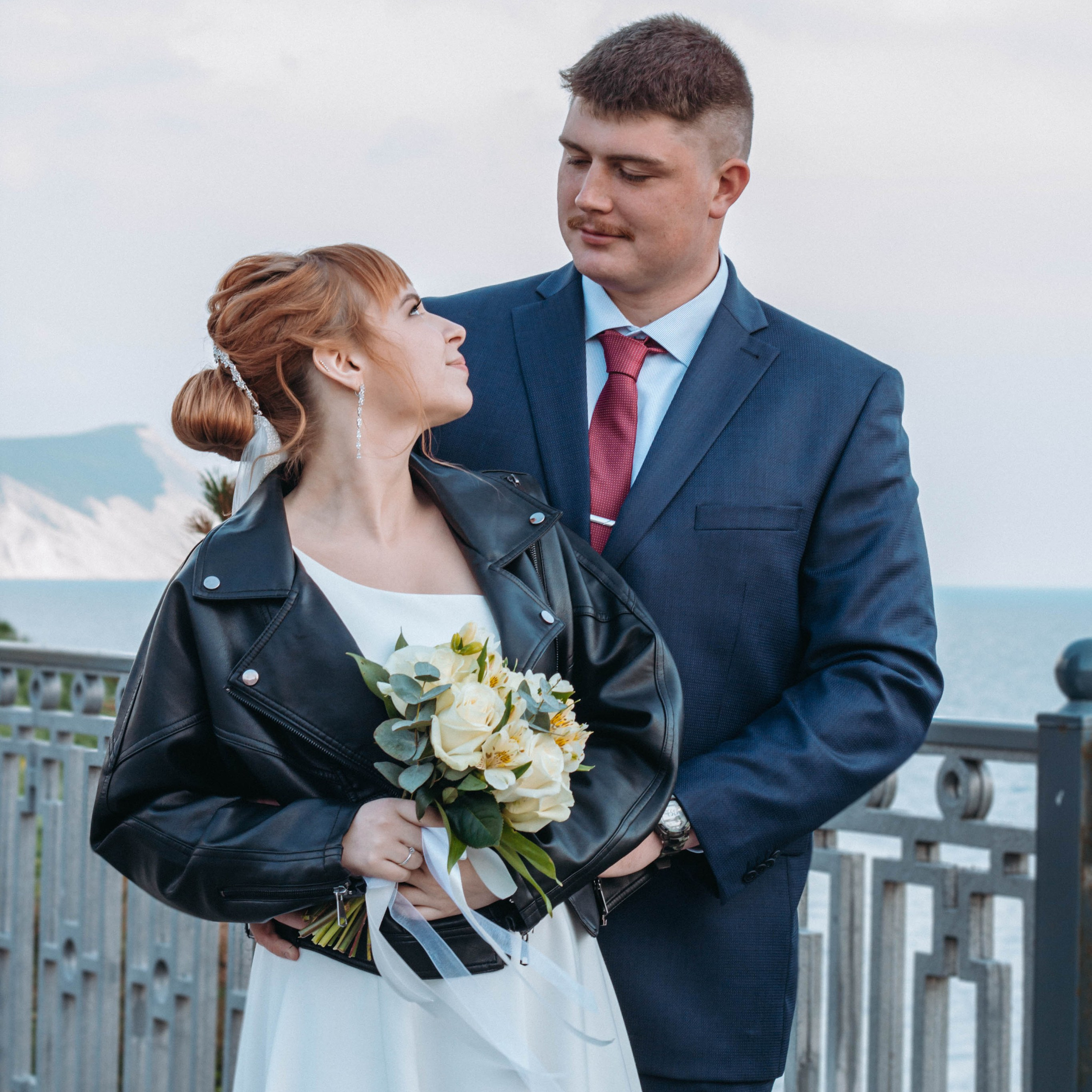 У моря