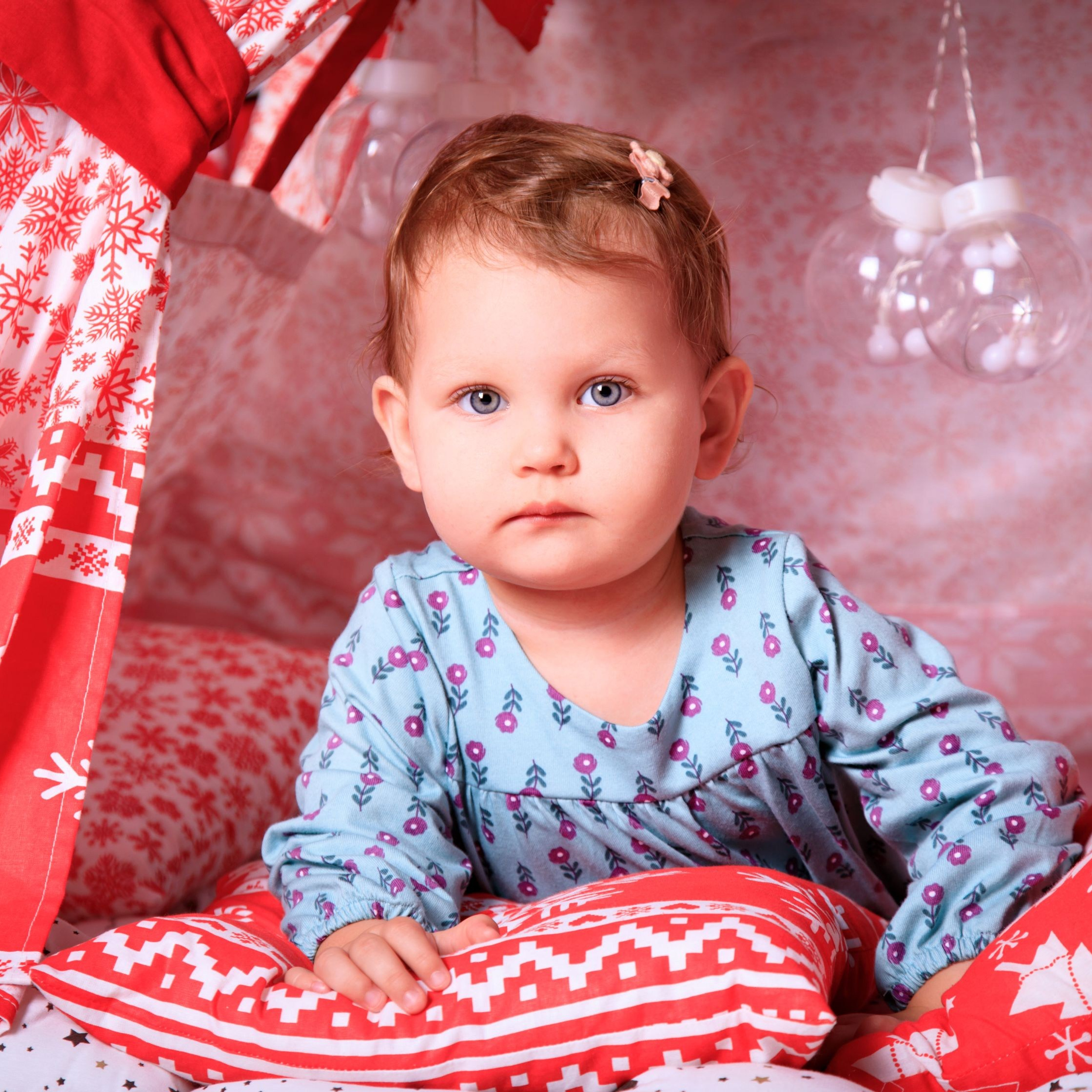 Малыши в новогодних интерьерах