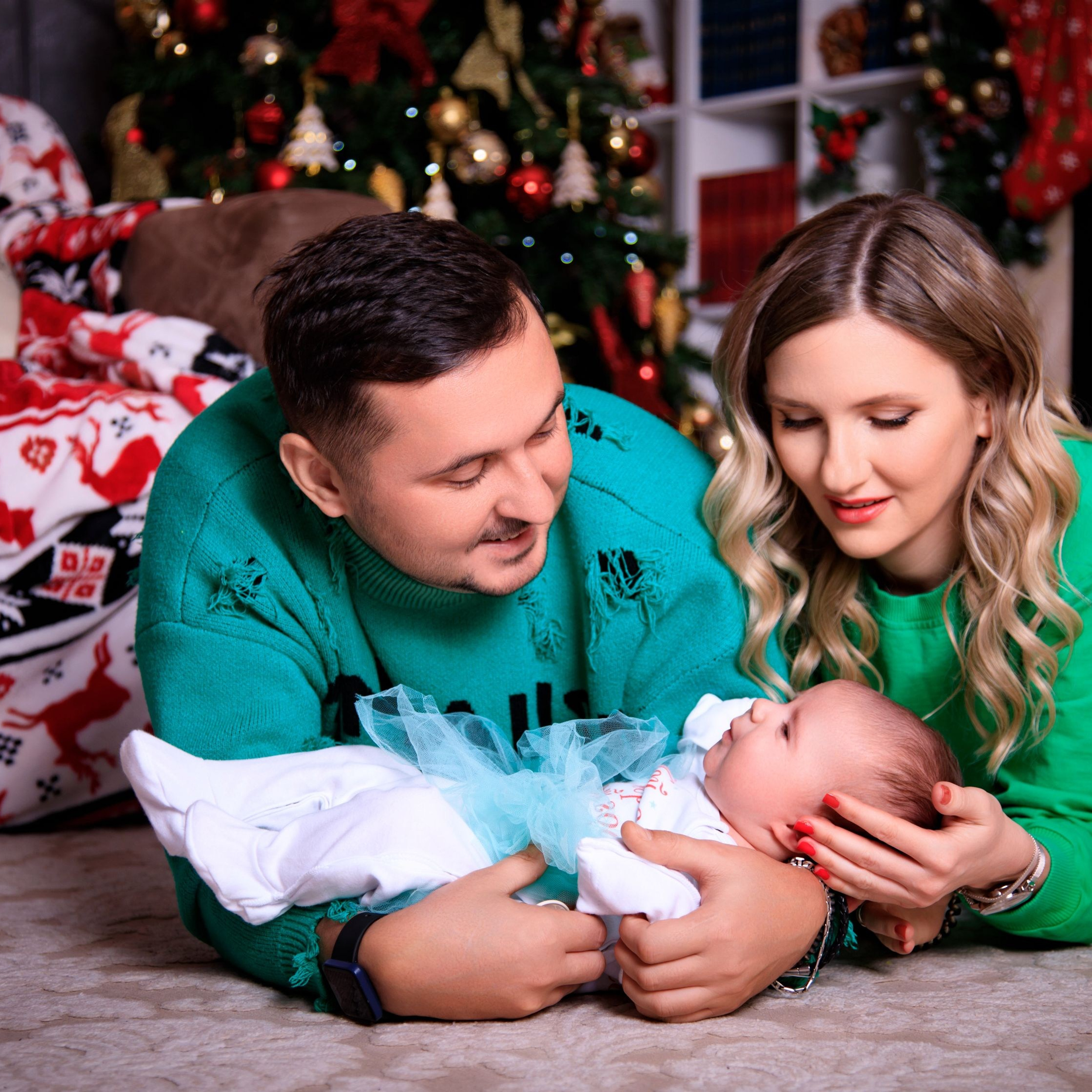 семья в новогодних интерьерах