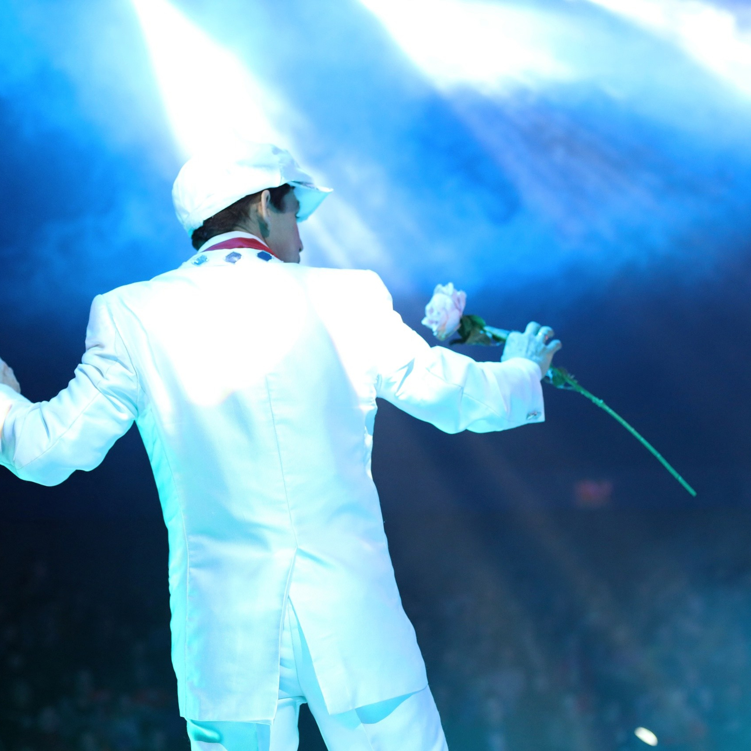 Реальность и иллюзия сплетаются в танце света и теней.