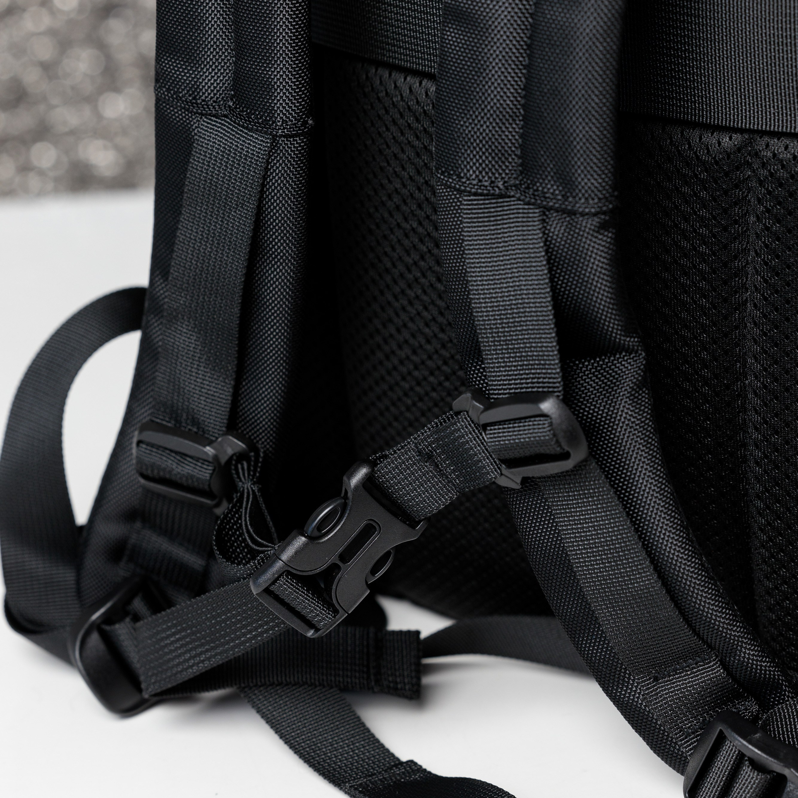 Эстетичная съемка, создающая атмосферу современного стиля и моды.