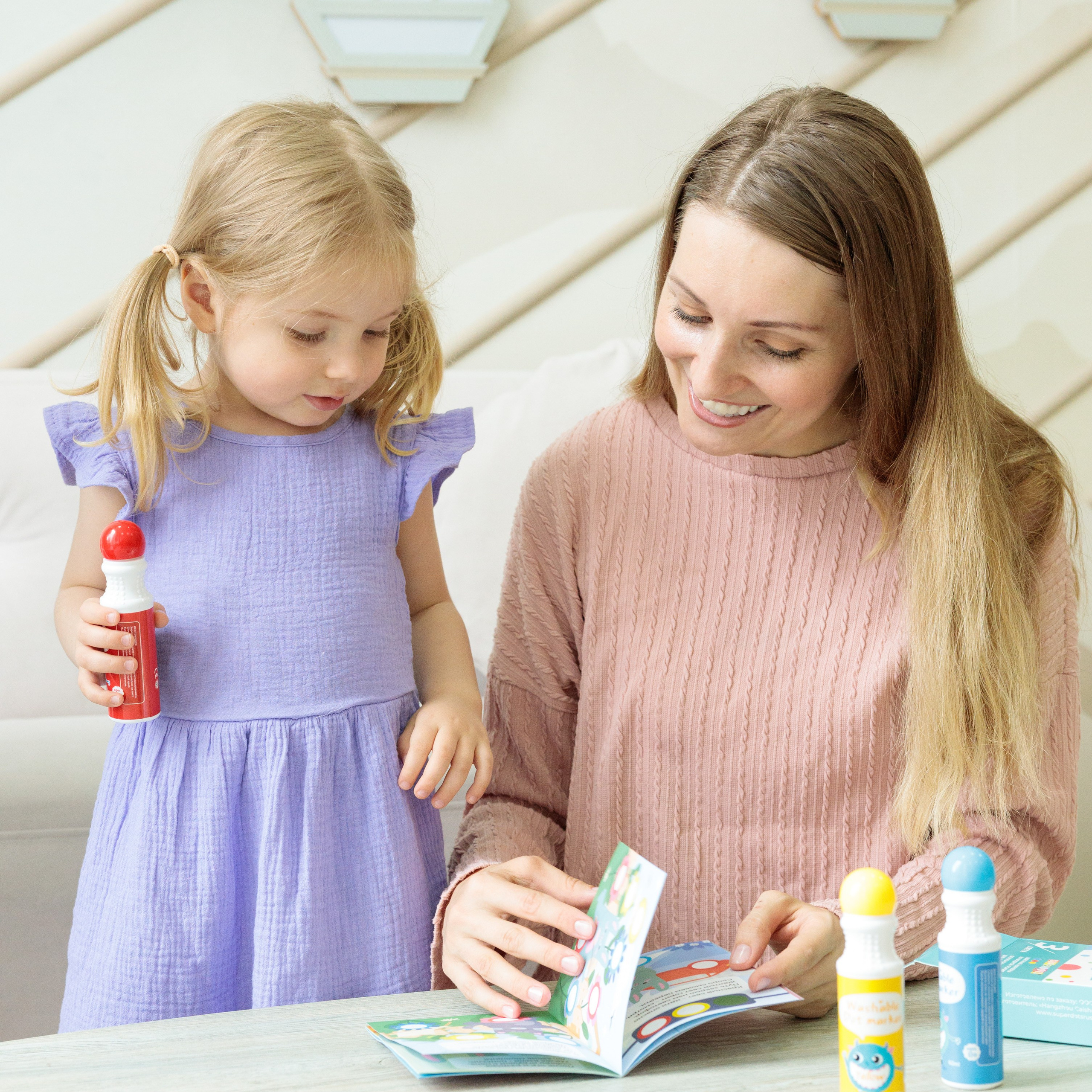 Предметная съемка детских товаров, демонстрирующая их адаптацию к различным возрастным группам.