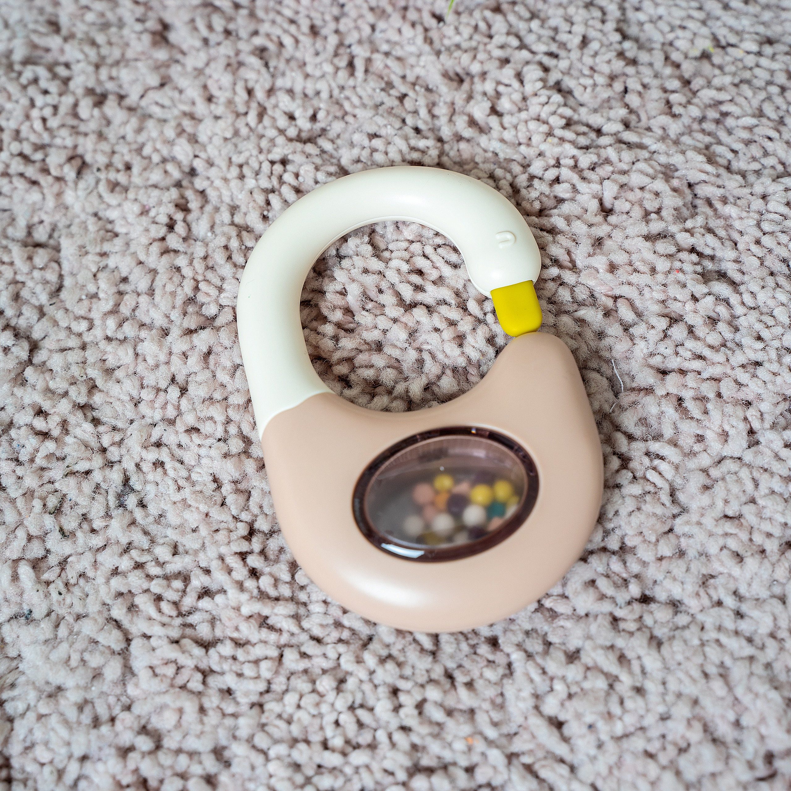 Предметное фото детских товаров - игривые и креативные аксессуары, которые развивают у детей чувство стиля и вкуса.