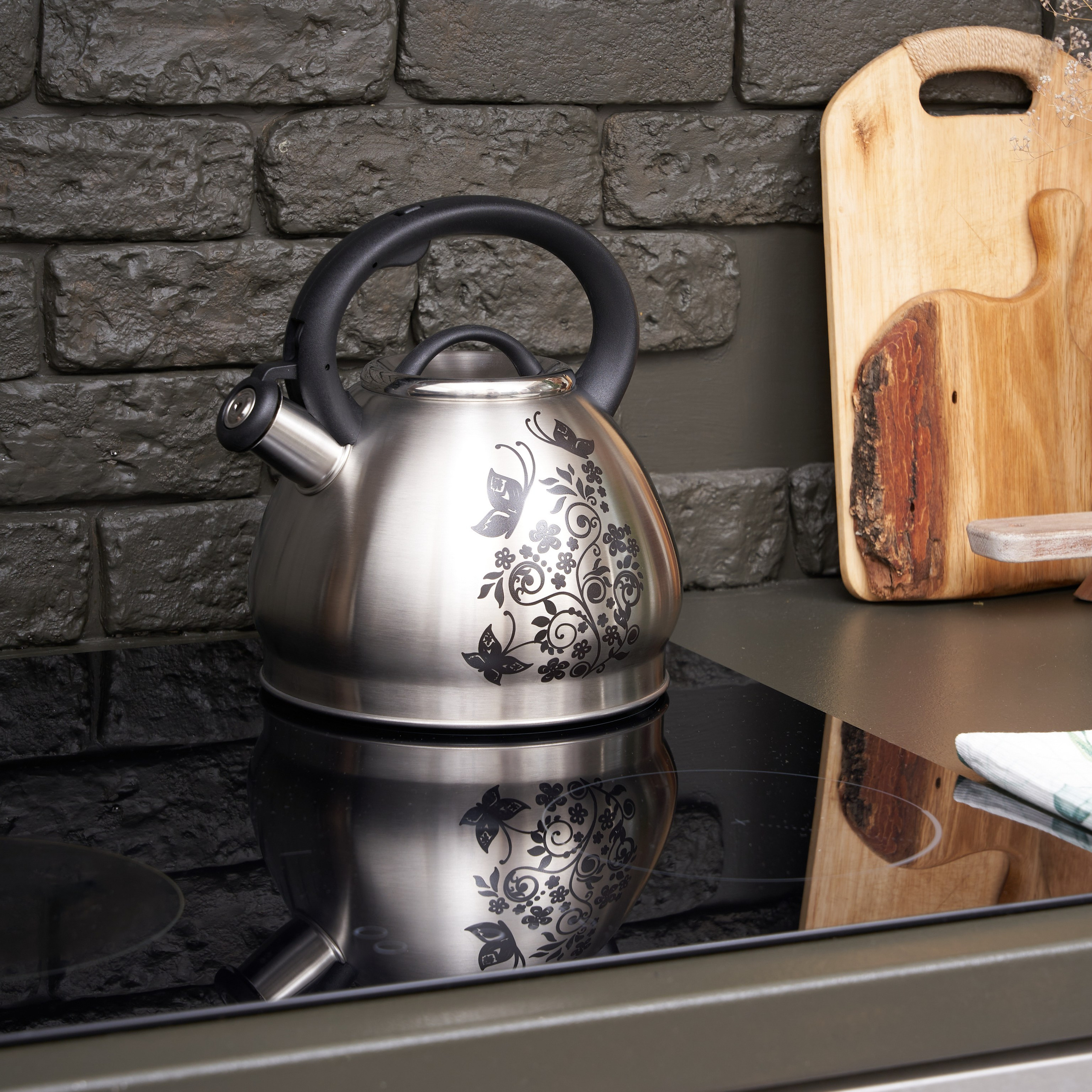 Съемка товаров для дома в естественных условиях для передачи их практичности.