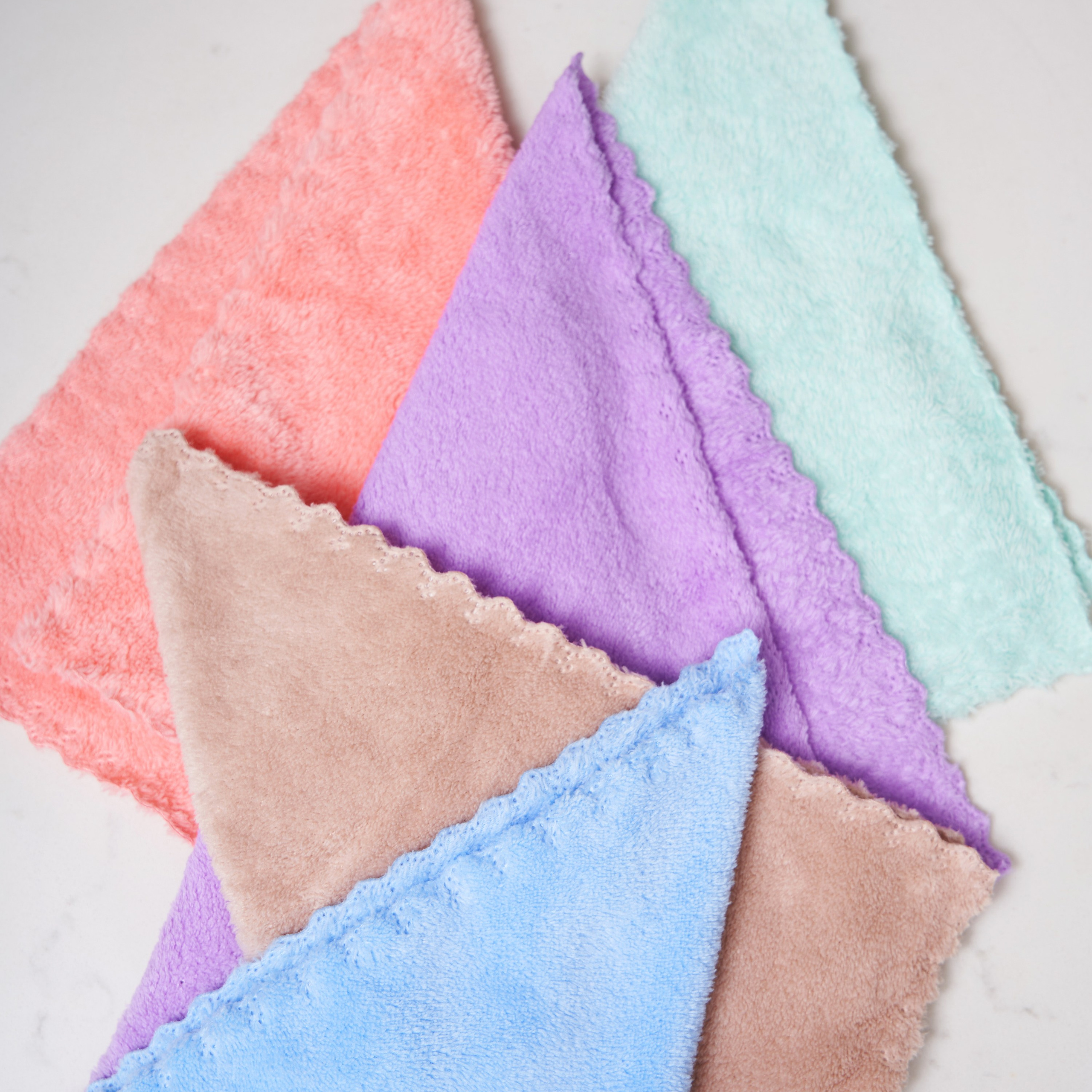 Креативная съемка с акцентом на элегантные предметы домашнего обихода.