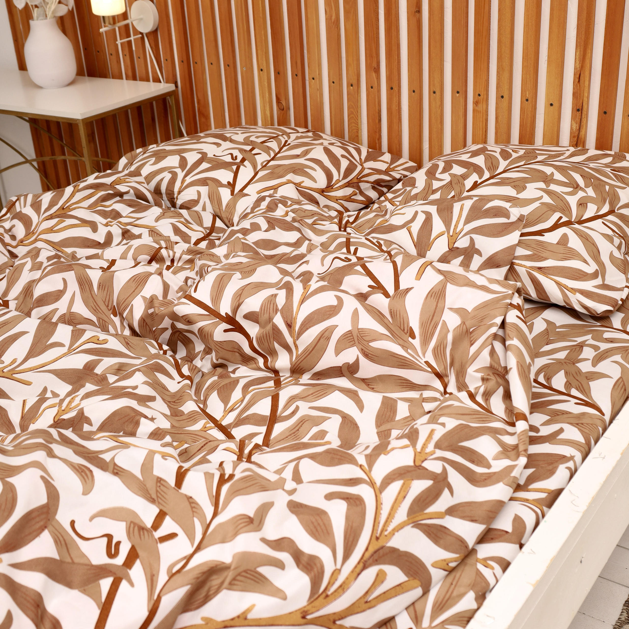 Съемка постельного белья с акцентом на качество отделки и детали.