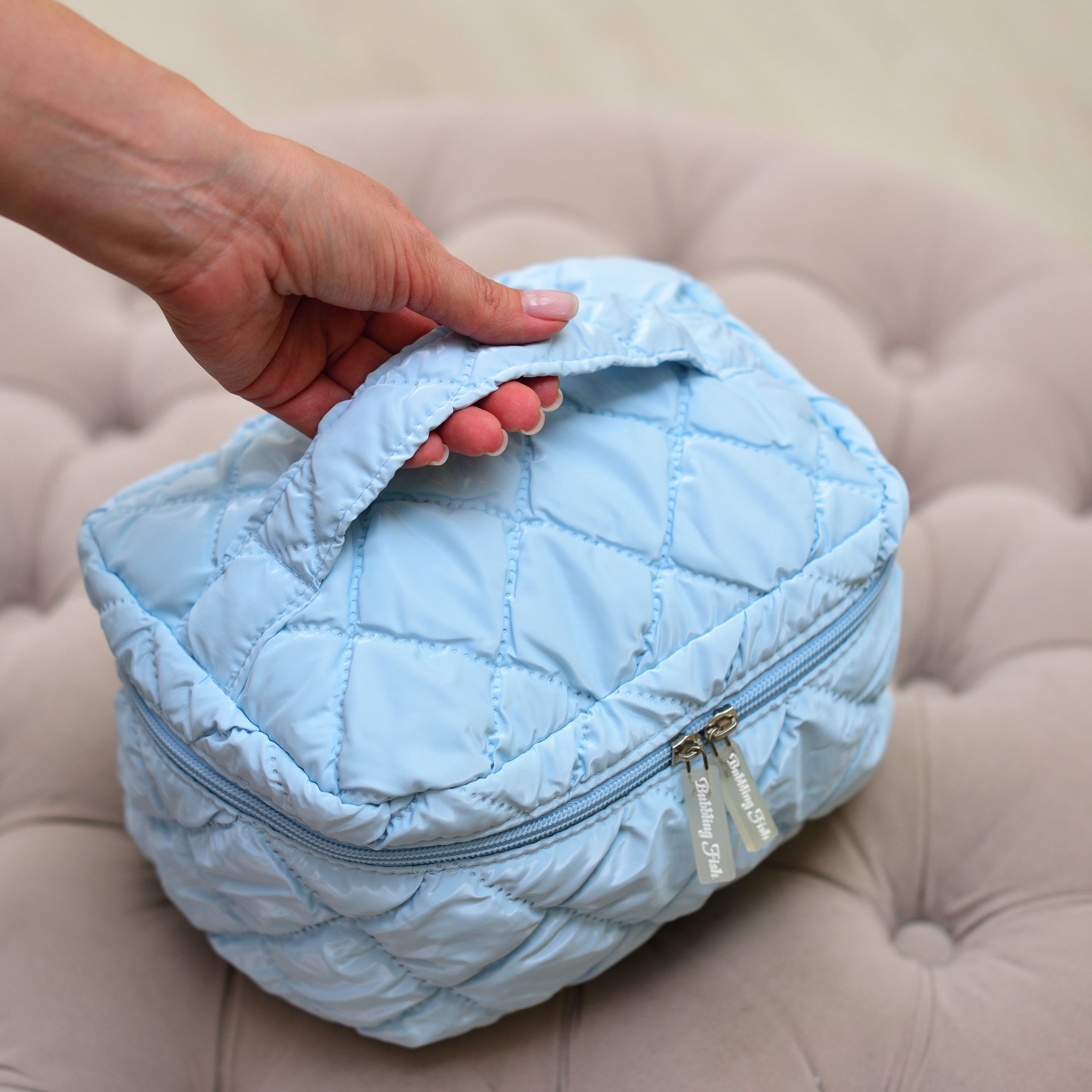 Съемка сумок с акцентом на их стиль и индивидуальность.