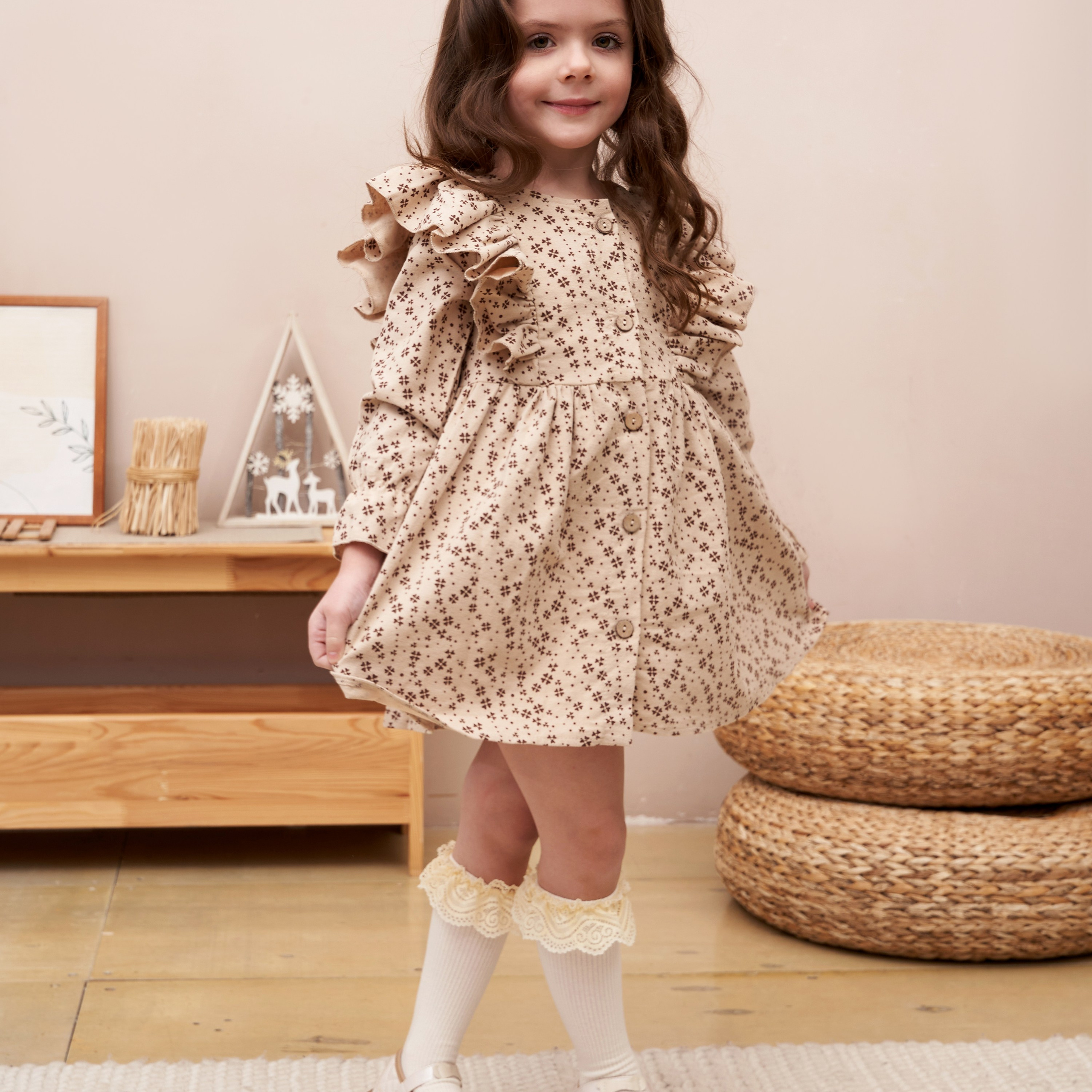 Предметная съемка детских товаров, подчеркивающая заботу о здоровье и безопасности детей.