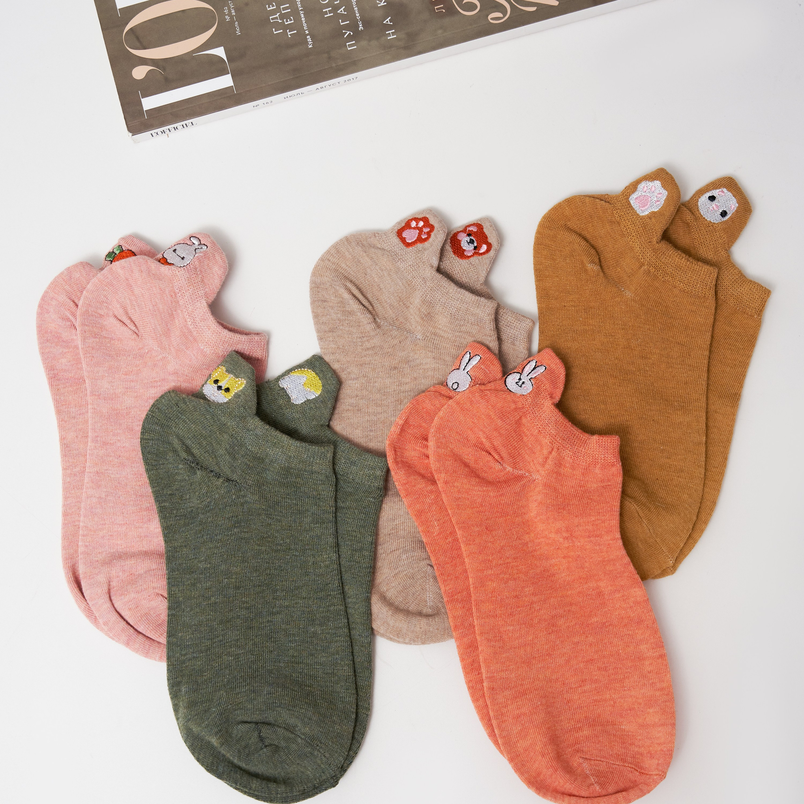 Предметная съемка носков, подчеркивающая их роль в модных комбинациях.