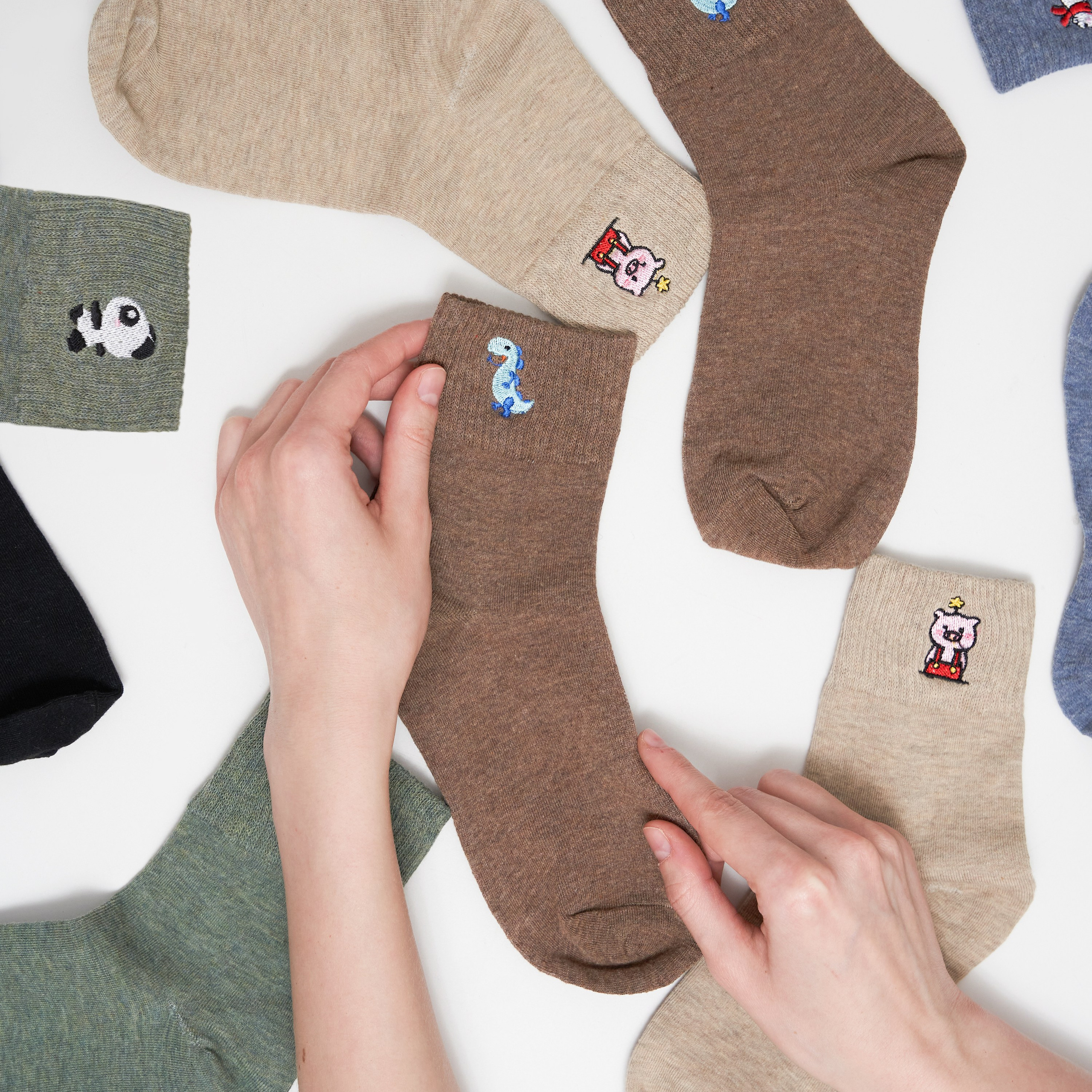 Предметная съемка носков, демонстрирующая широкий выбор для активного образа жизни.