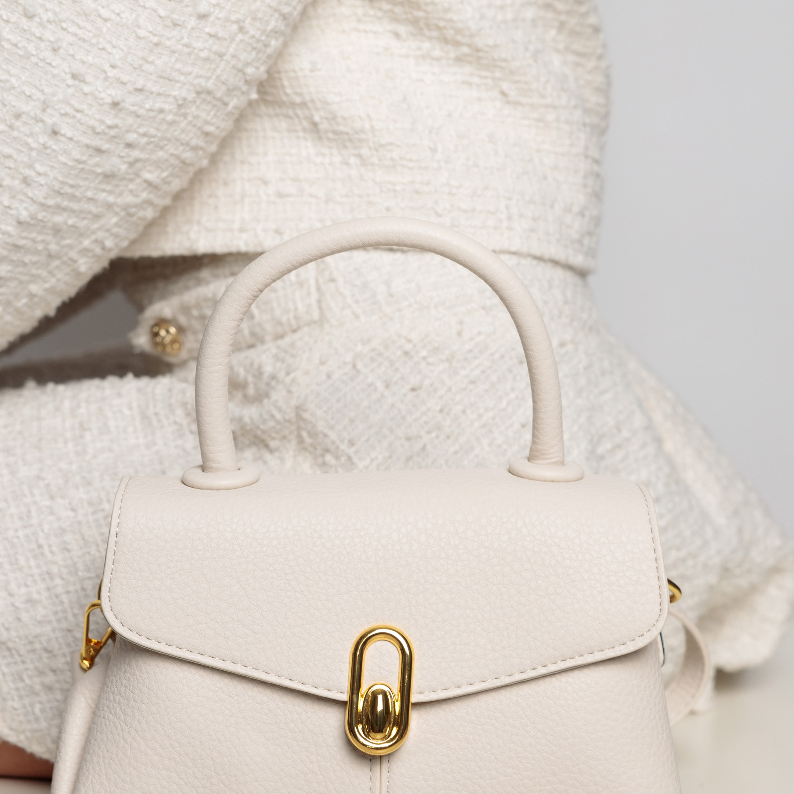 Профессиональная съемка сумок, создающая визуальную гармонию и стиль.