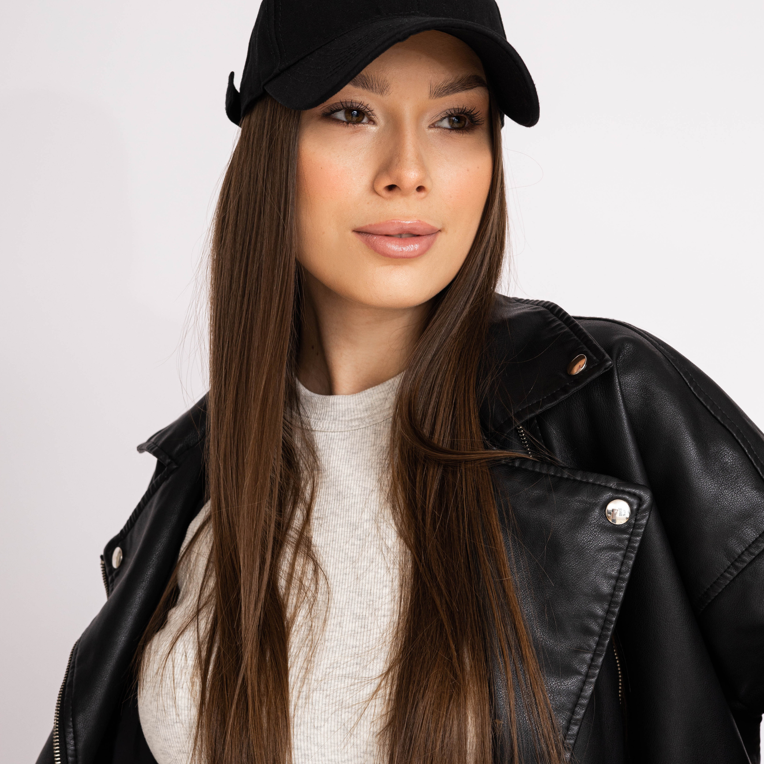 Предметное фото головных уборов - защита и мода в каждой шапке и шляпе.