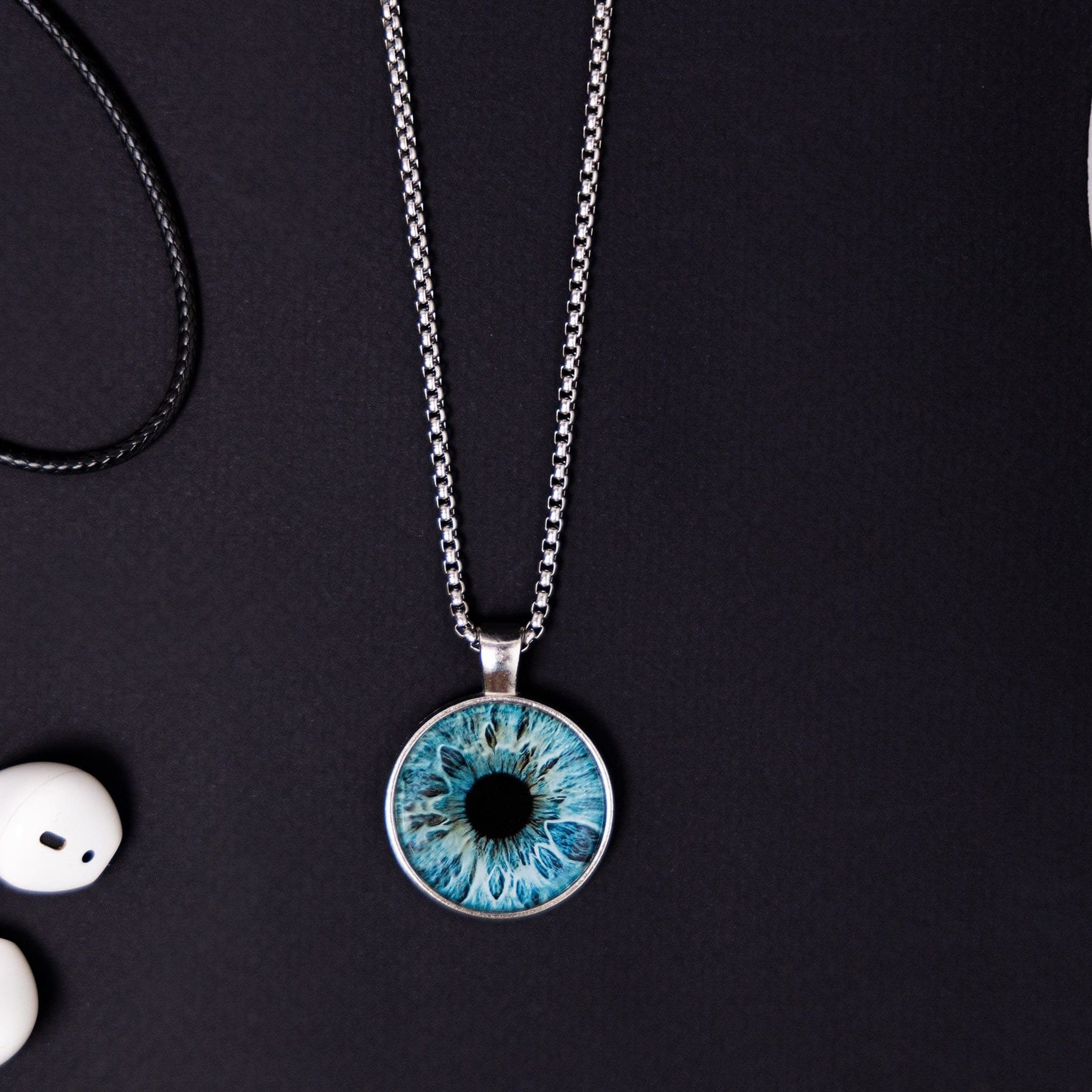 Предметная съемка бижутерии в приглушенных тонах, подчеркивая нежность и стиль