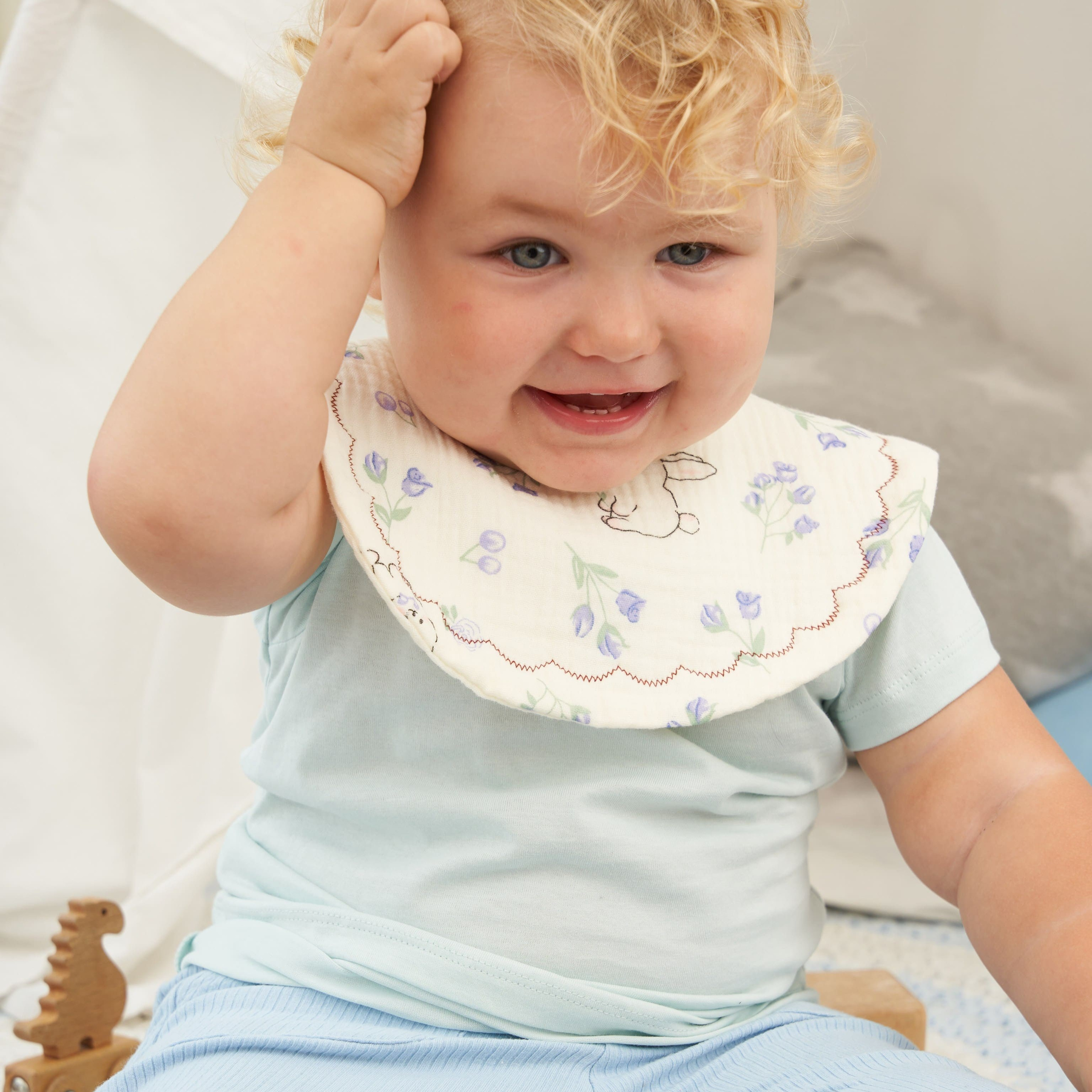 Предметная съемка детских товаров с фокусом на мягкость и безопасность материалов.