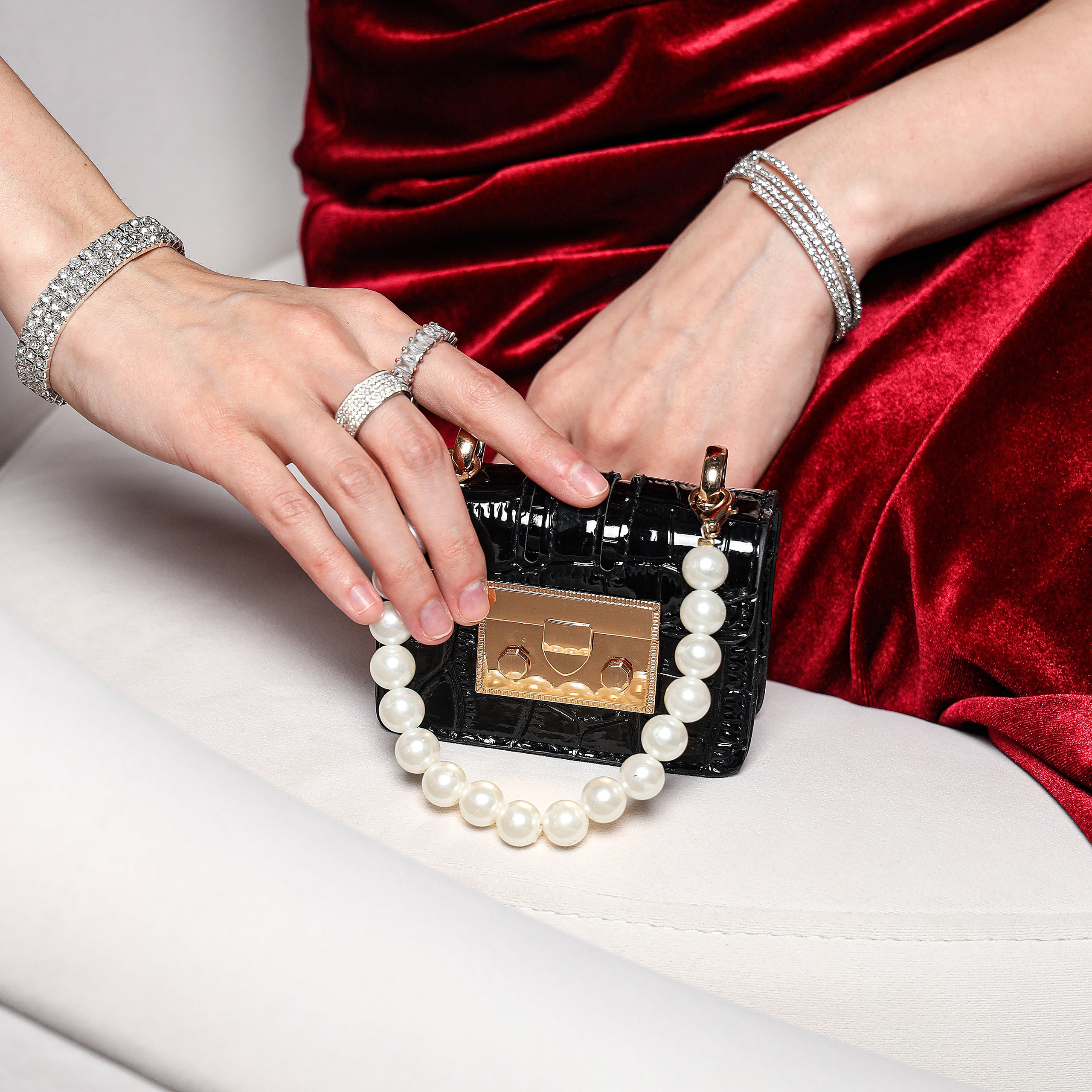 Эстетичная съемка, передающая атмосферу роскоши и качества материалов.