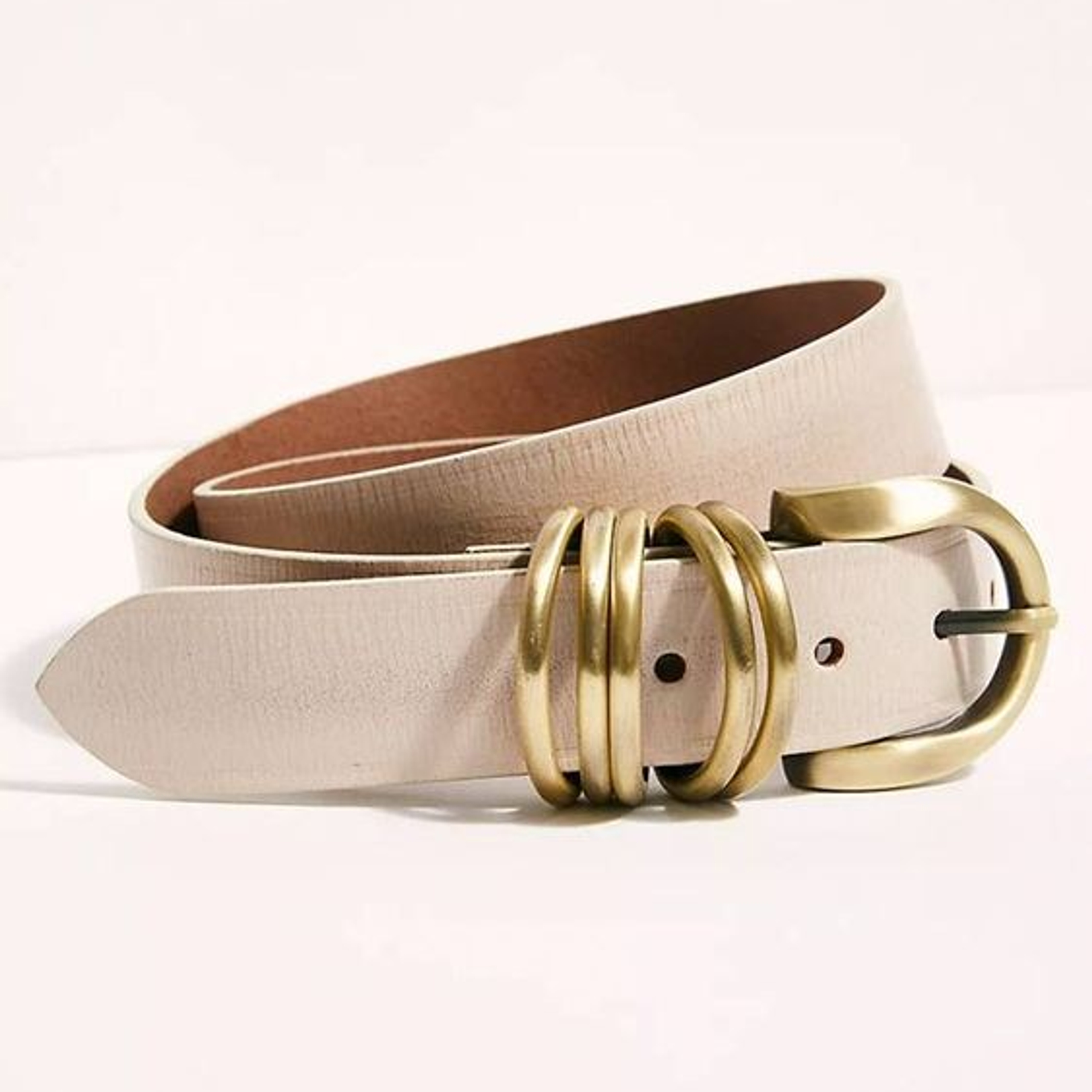 Предметная съемка аксессуара с плавными линиями на матовом фоне.