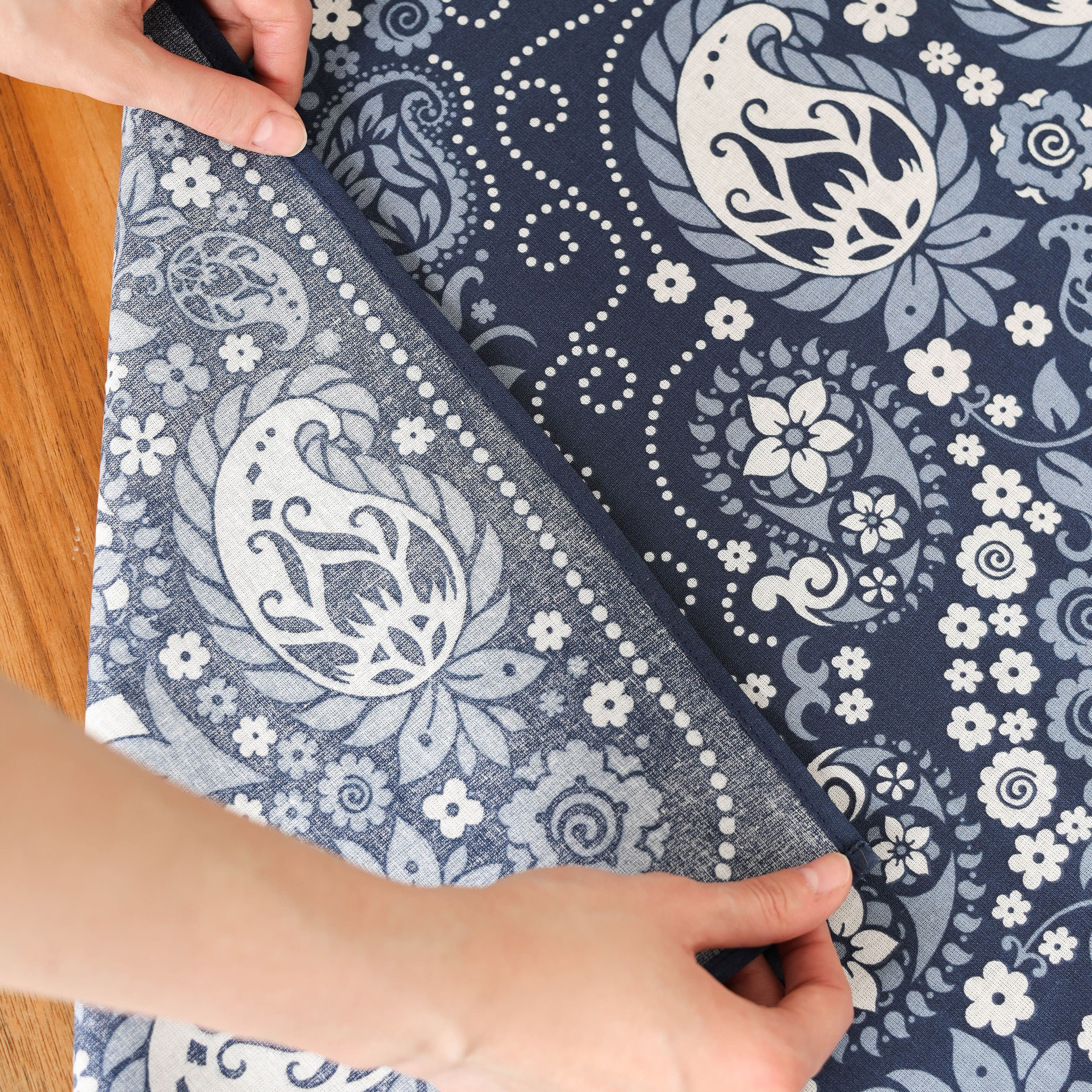 Предметная съемка головных уборов, акцентирующая на разнообразии стилей и материалах для создания завершенного образа.