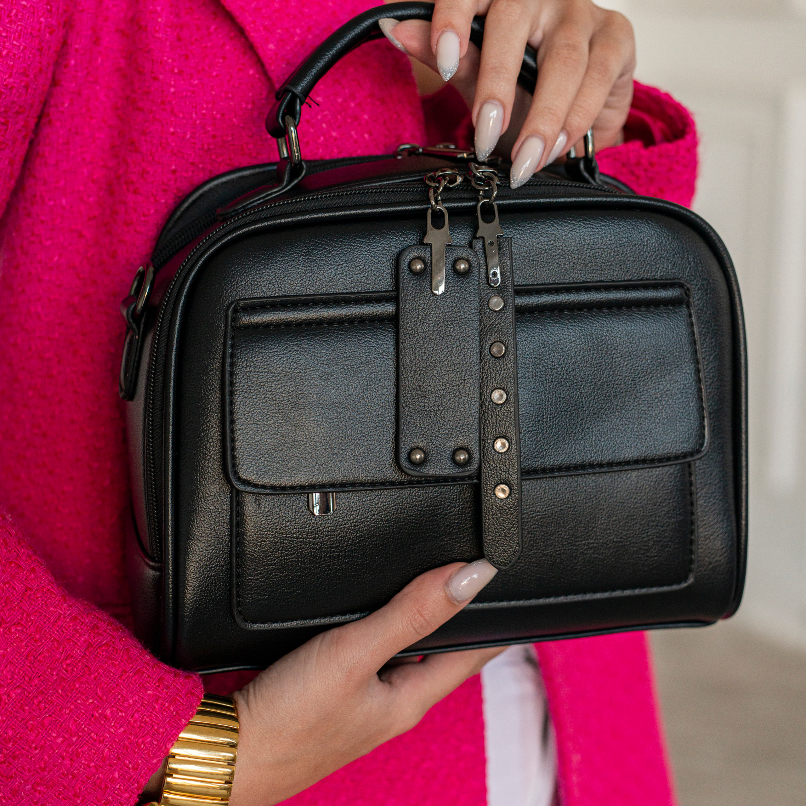 Предметное фото сумок - практичные и стильные решения, идеально сочетающиеся с вашим гардеробом.