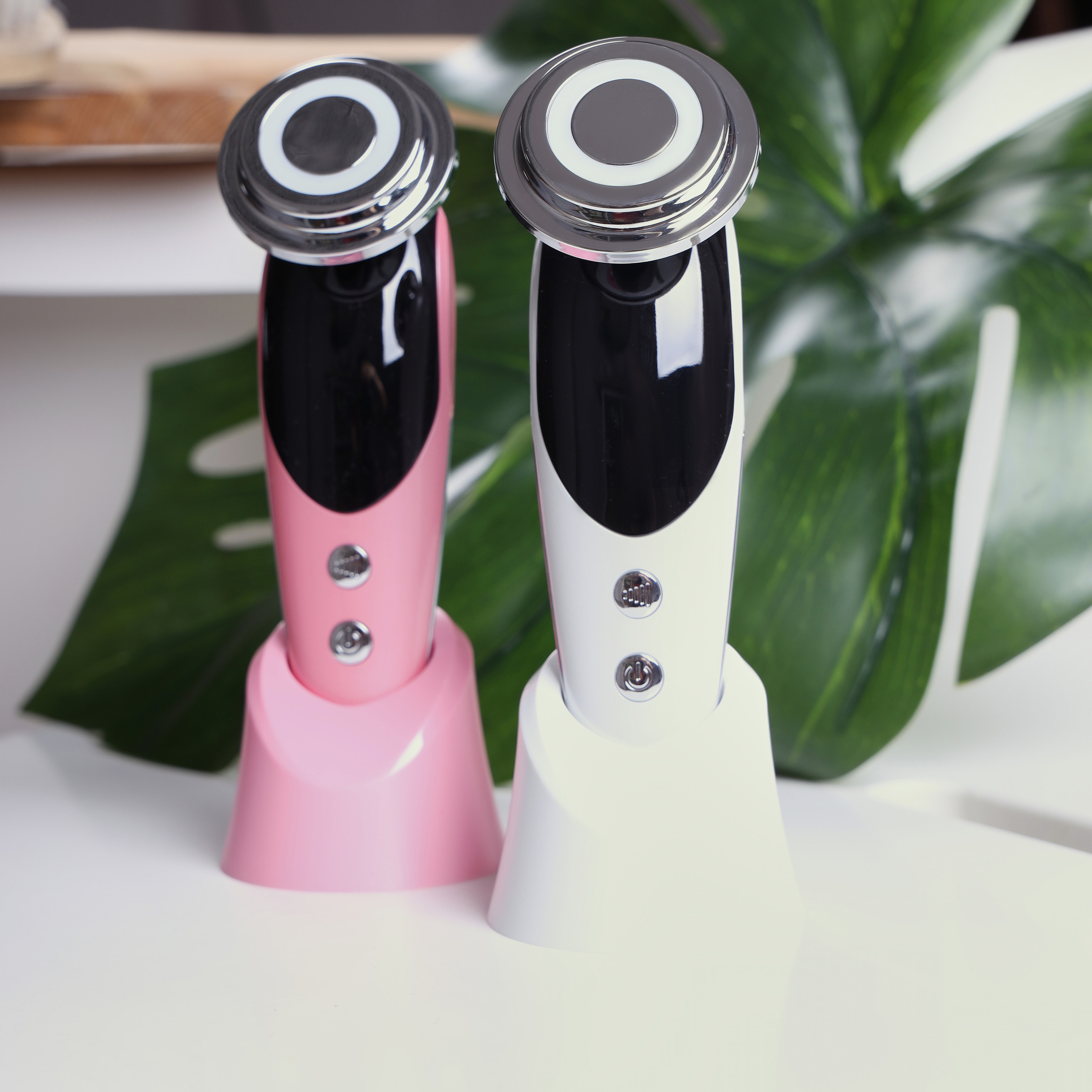 Предметное фото массажеров - ваши надежные помощники для снятия напряжения.