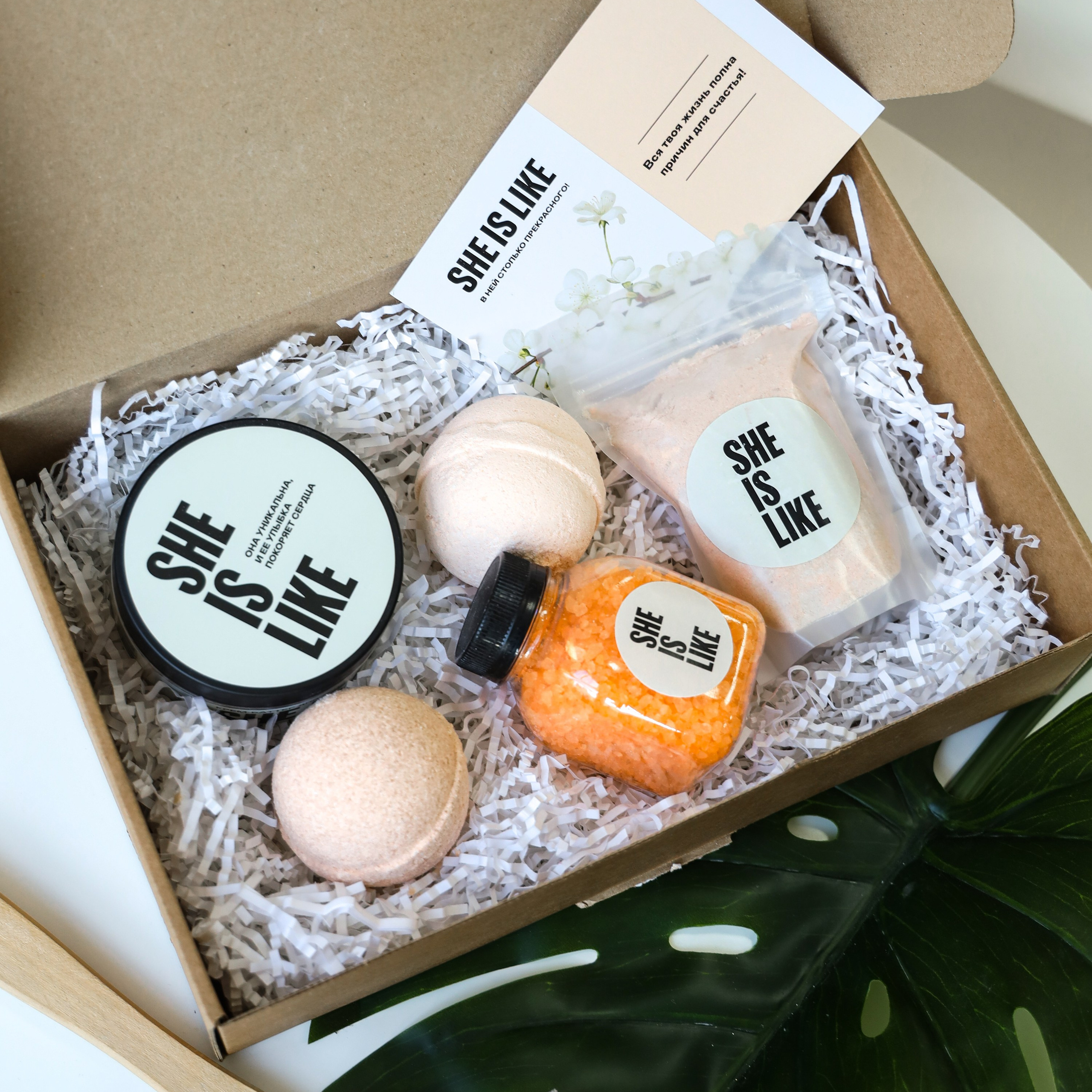 Предметная съемка подарочных наборов, подчеркивающая разнообразие и оригинальность выбора.