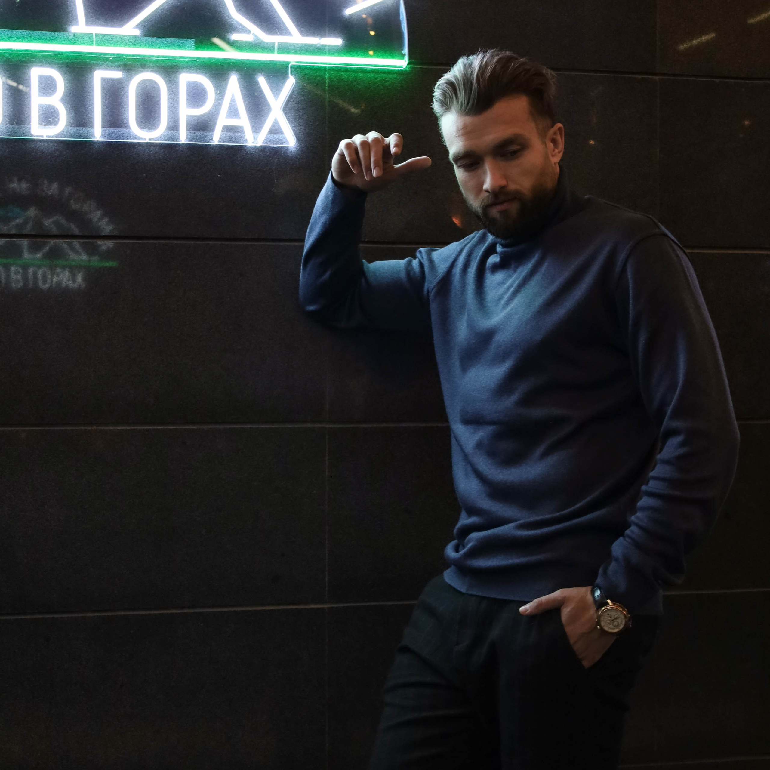 Эффектная съемка для подчеркивания стиля и уверенности в образе