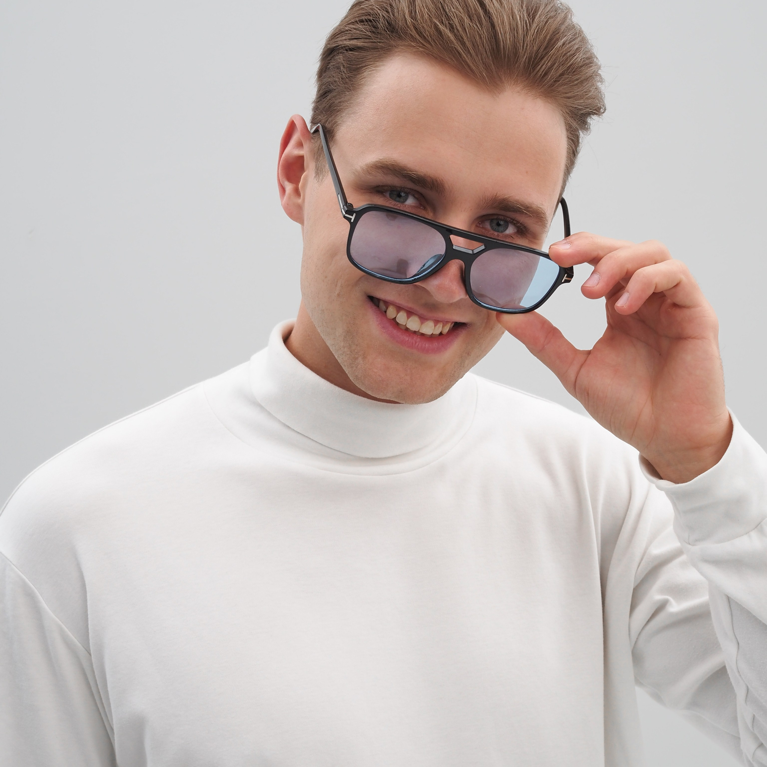 Предметная съемка аксессуаров — демонстрирует их использование в повседневной жизни, подчеркивая их универсальность.