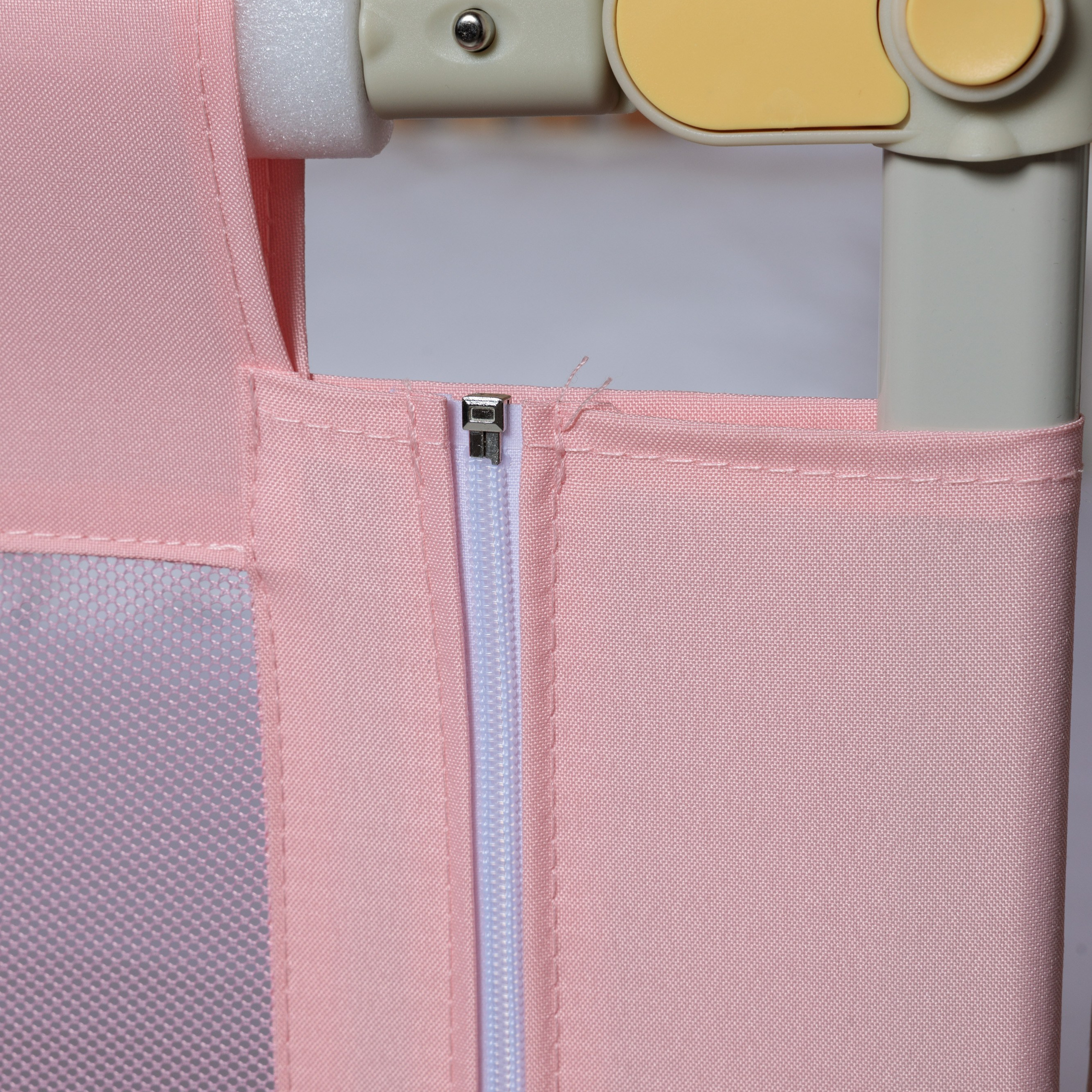 Предметная съемка детских товаров, отражающая радость обучения через игру.